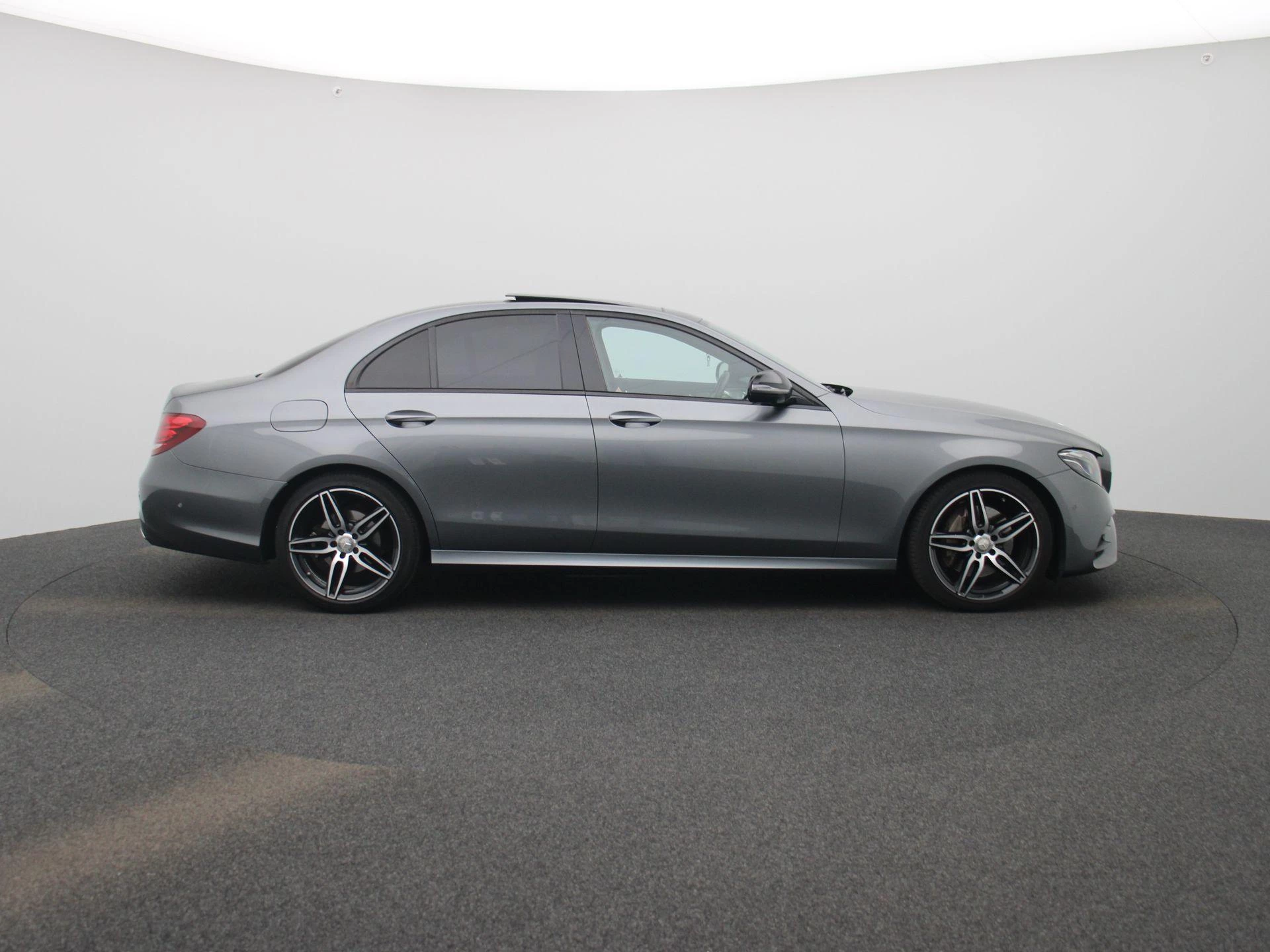 Mercedes-Benz-E-Klasse-image-5