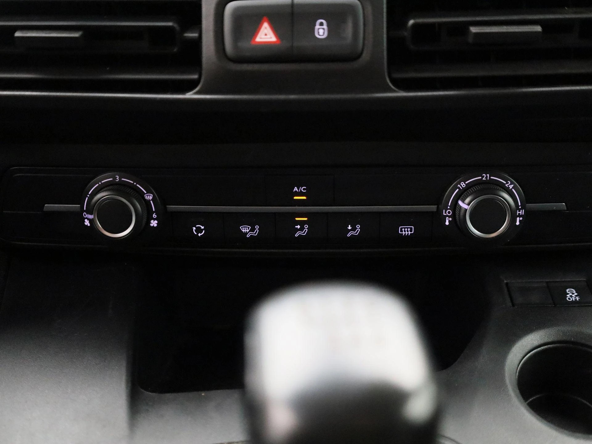 Opel-Combo Life-image-16