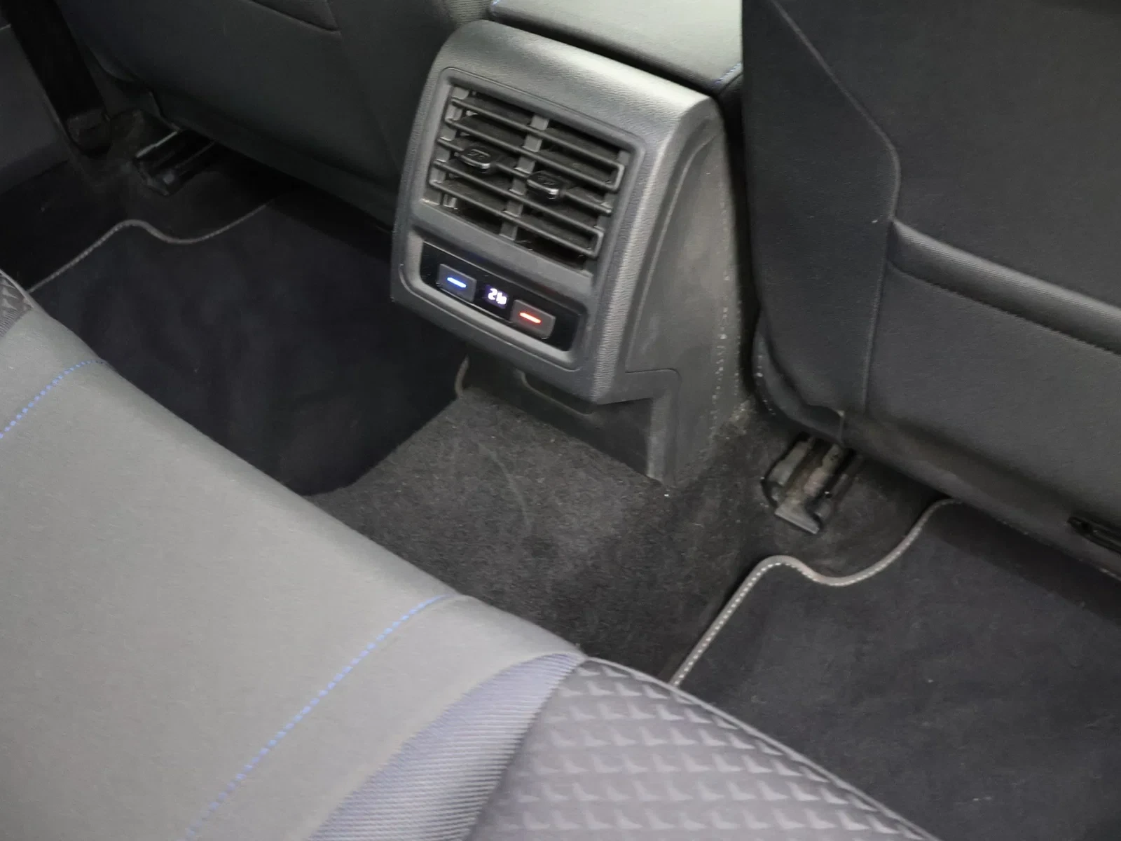 Volkswagen Golf VIII Golf 1.5TSI 131PK *VIRTUAL COCKPIT*CAMERA*ACC*PDC*NAVI*APP-CONNECT*ZETELVERWARMING*AIRCO*BLTH*...*