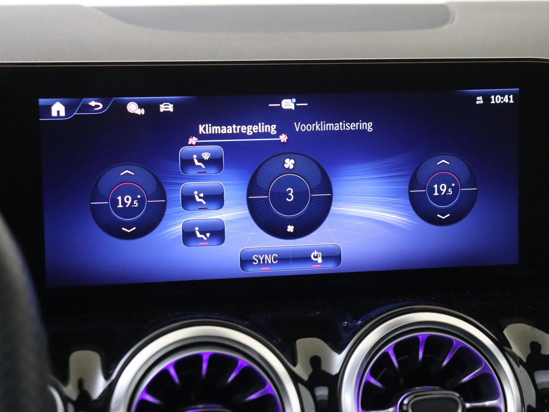 Mercedes-Benz-GLA-image-17