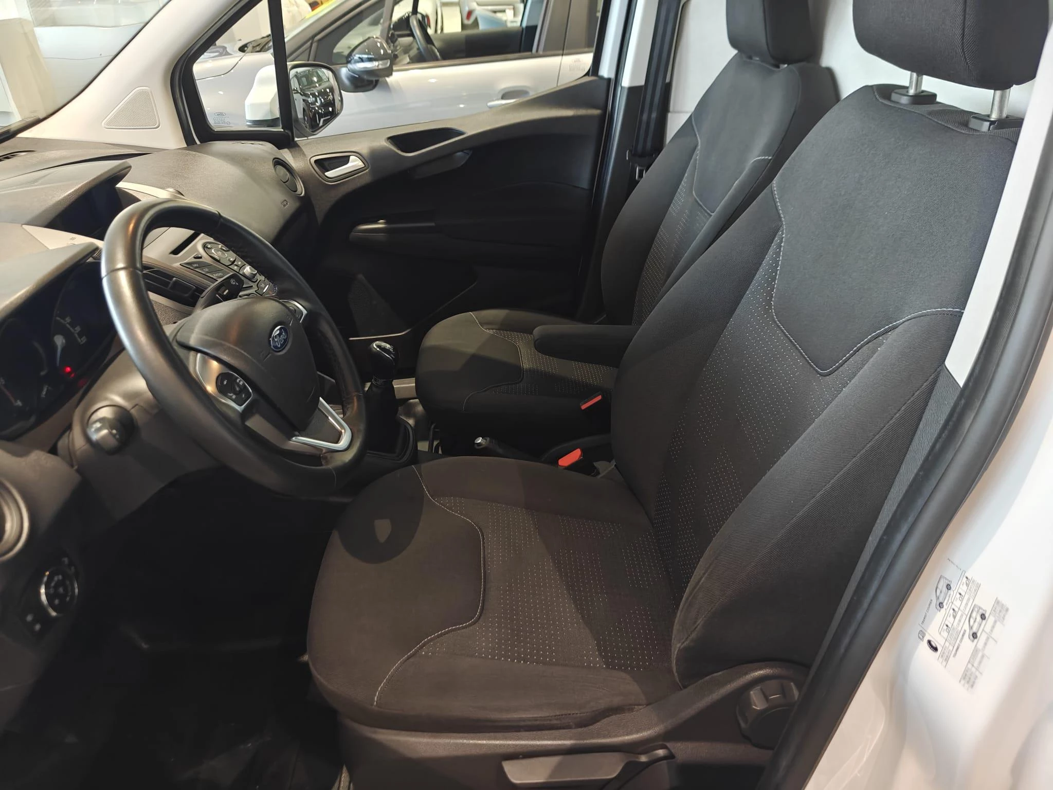 Ford-Transit Courier-image-10