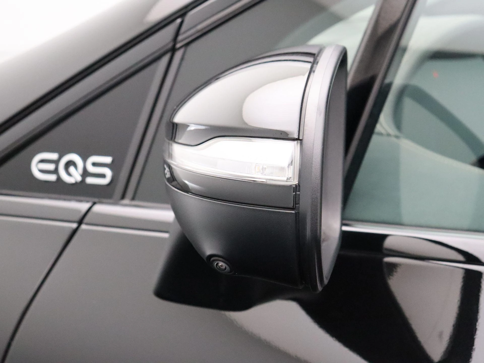 Mercedes-Benz-EQS-image-7