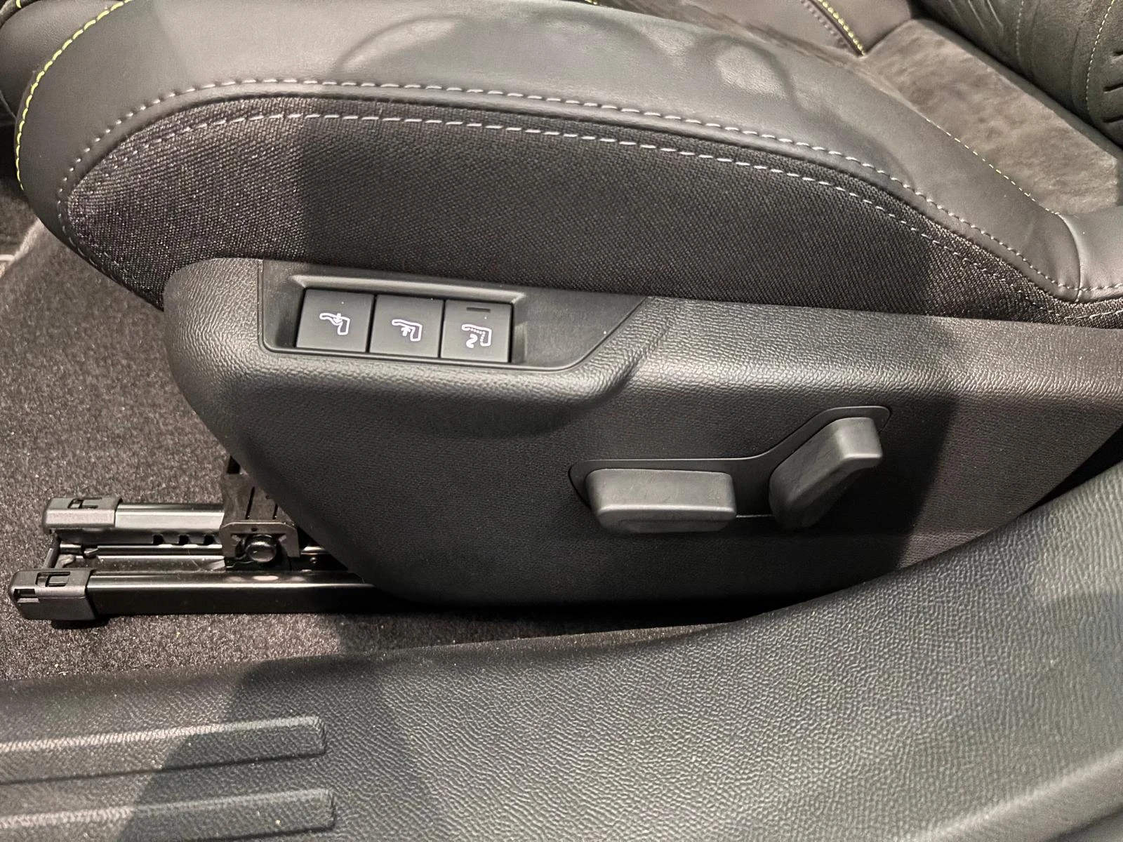 Peugeot e-2008 EV GT 54 kWh