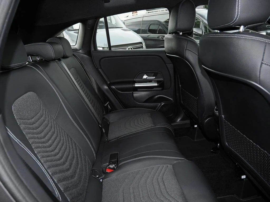 Mercedes-Benz-GLA 200 d-image-14