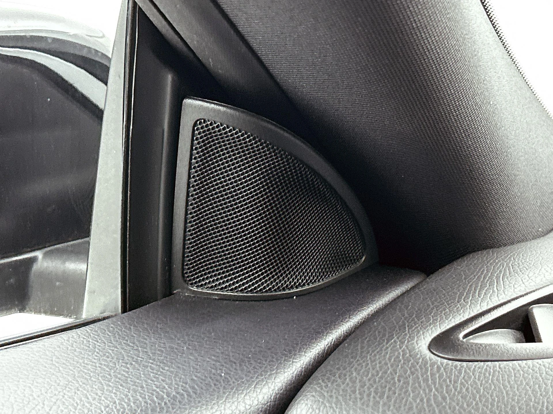 Mercedes-Benz-CLA-image-12
