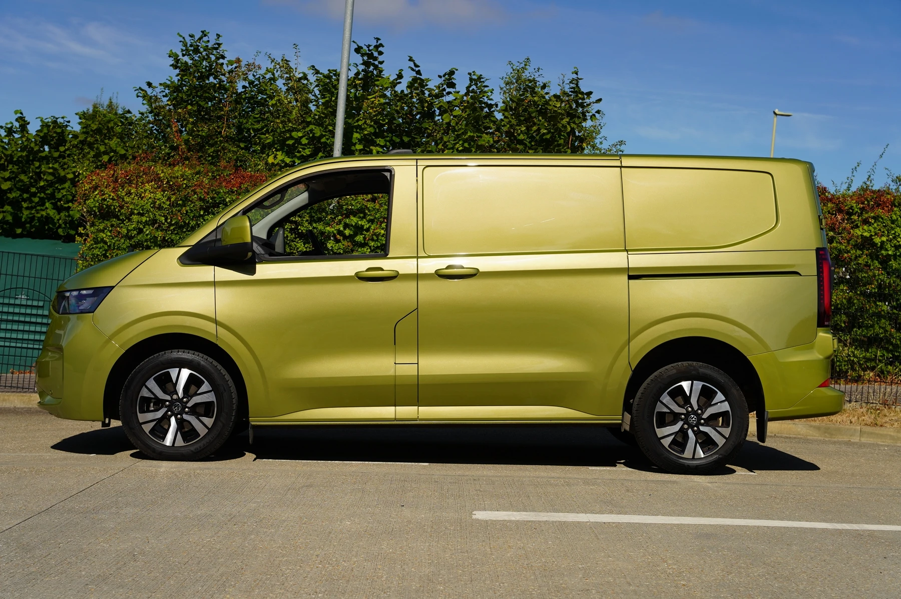 Volkswagen-Transporter-image-13