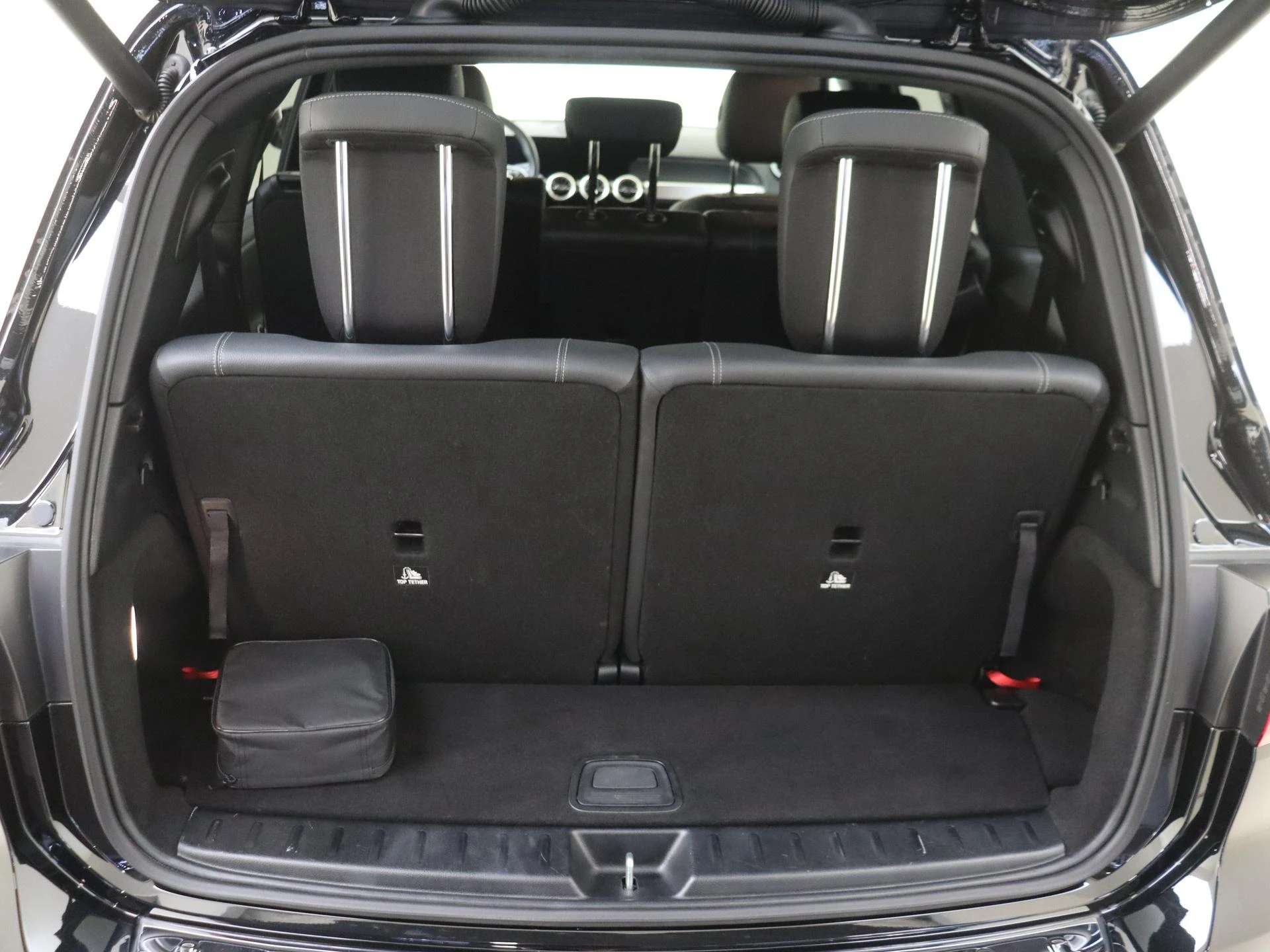 Mercedes-Benz-EQB-image-28