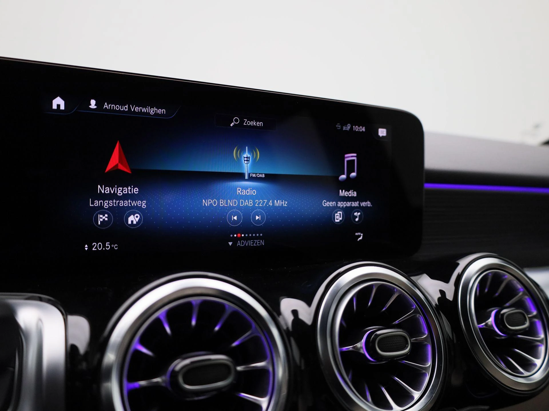 Mercedes-Benz-EQB-image-16