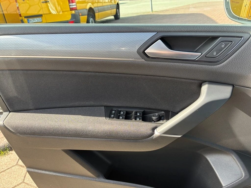 Volkswagen-Touran-image-7