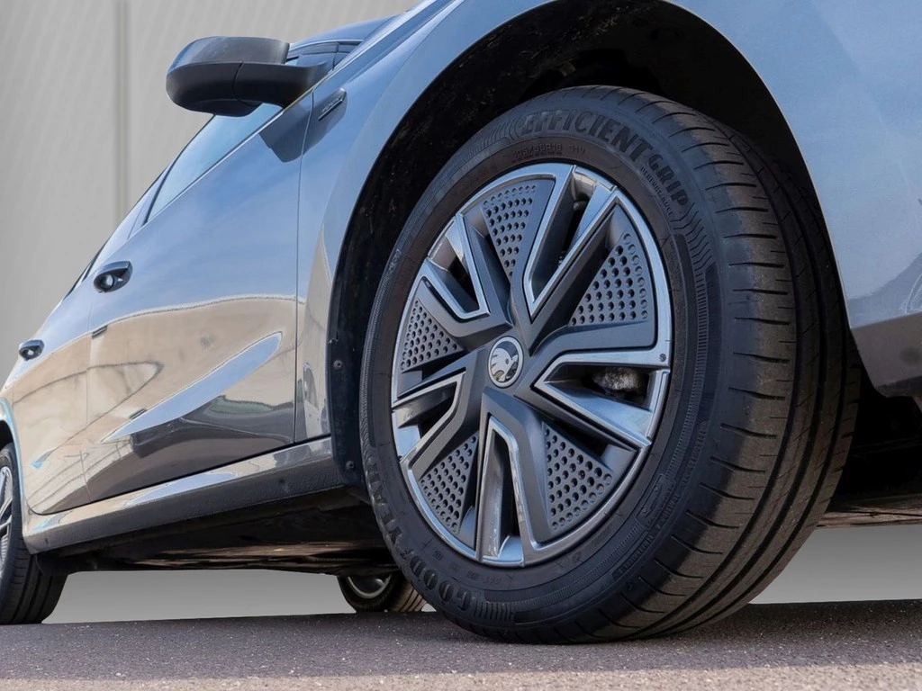 Škoda Fabia 1.0 TSI DSG Tour Rear-View, SmartLink
