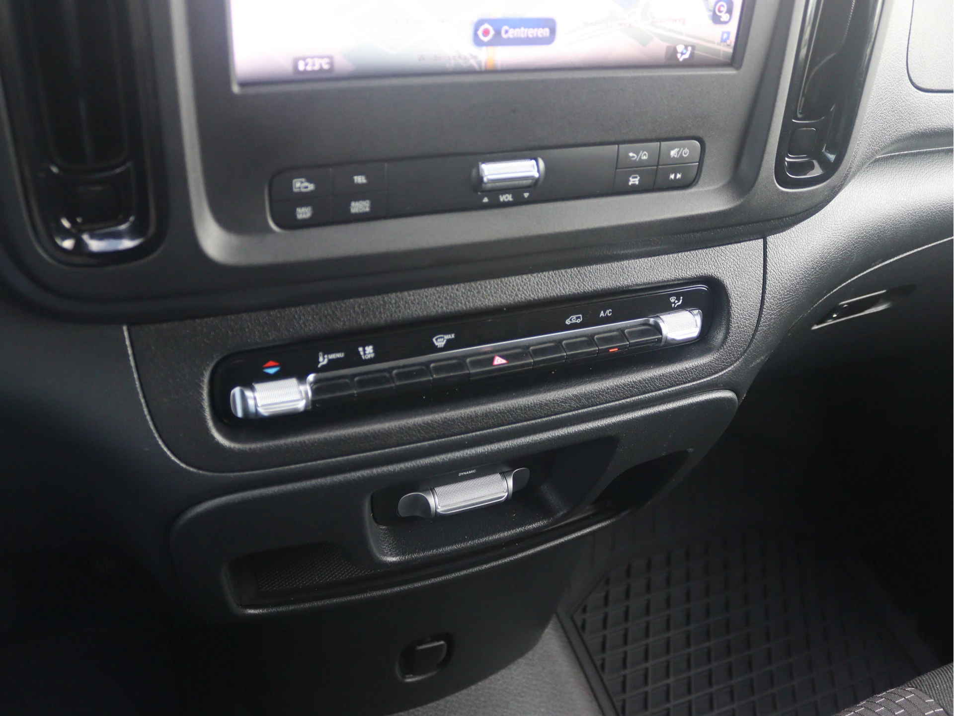 Mercedes-Benz-Vito-image-11