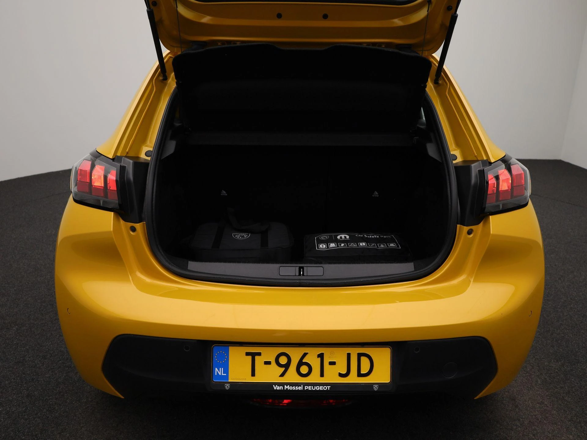 Peugeot-e-208-image-12