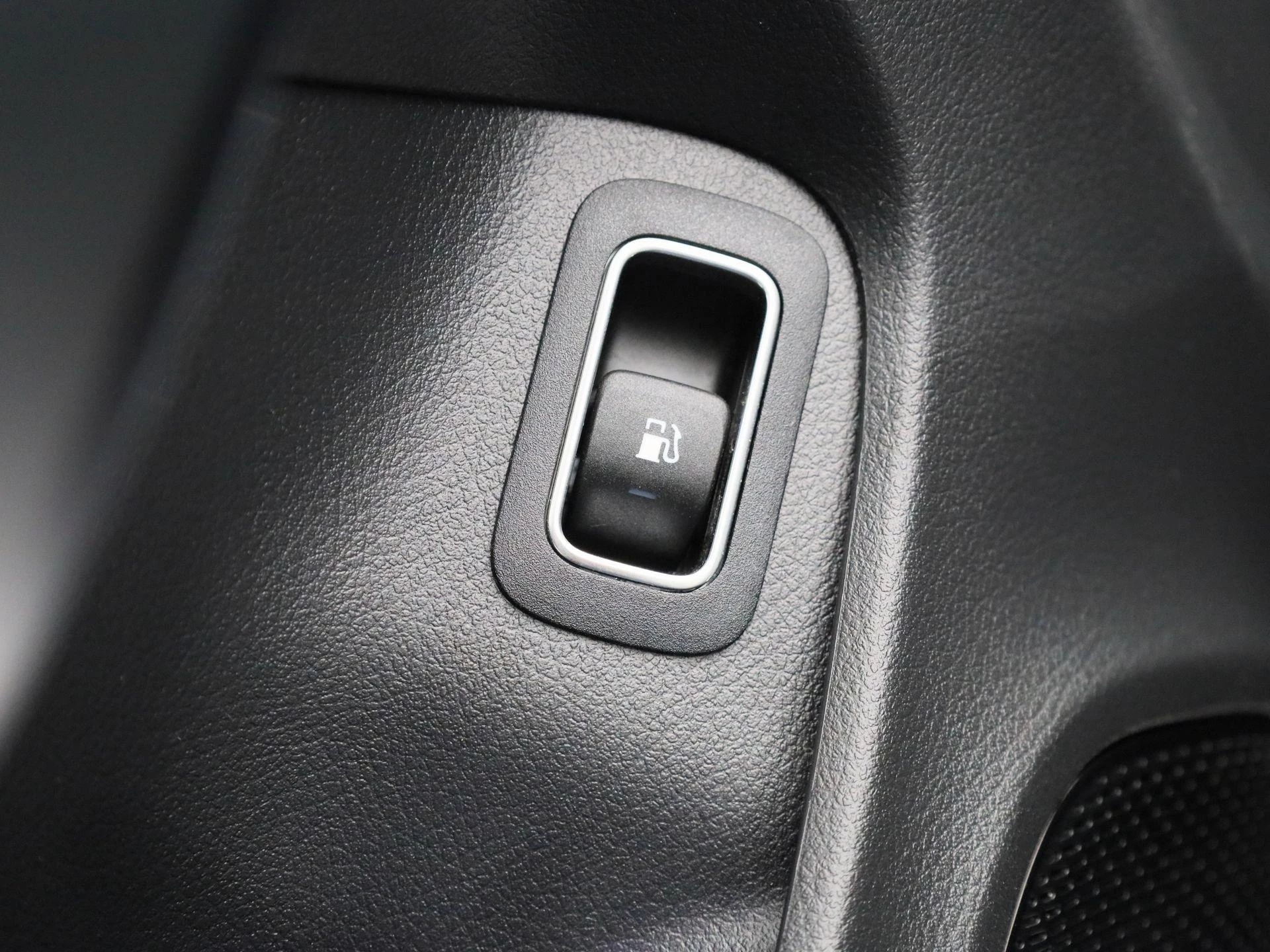 Mercedes-Benz-CLA-image-38