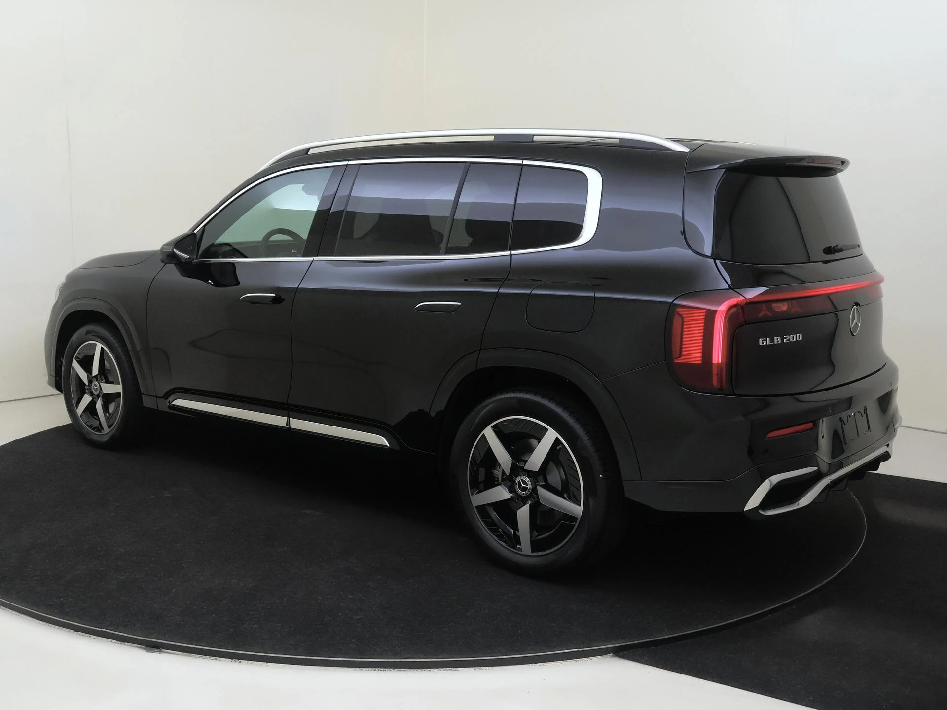 Mercedes-Benz-GLB-image-2