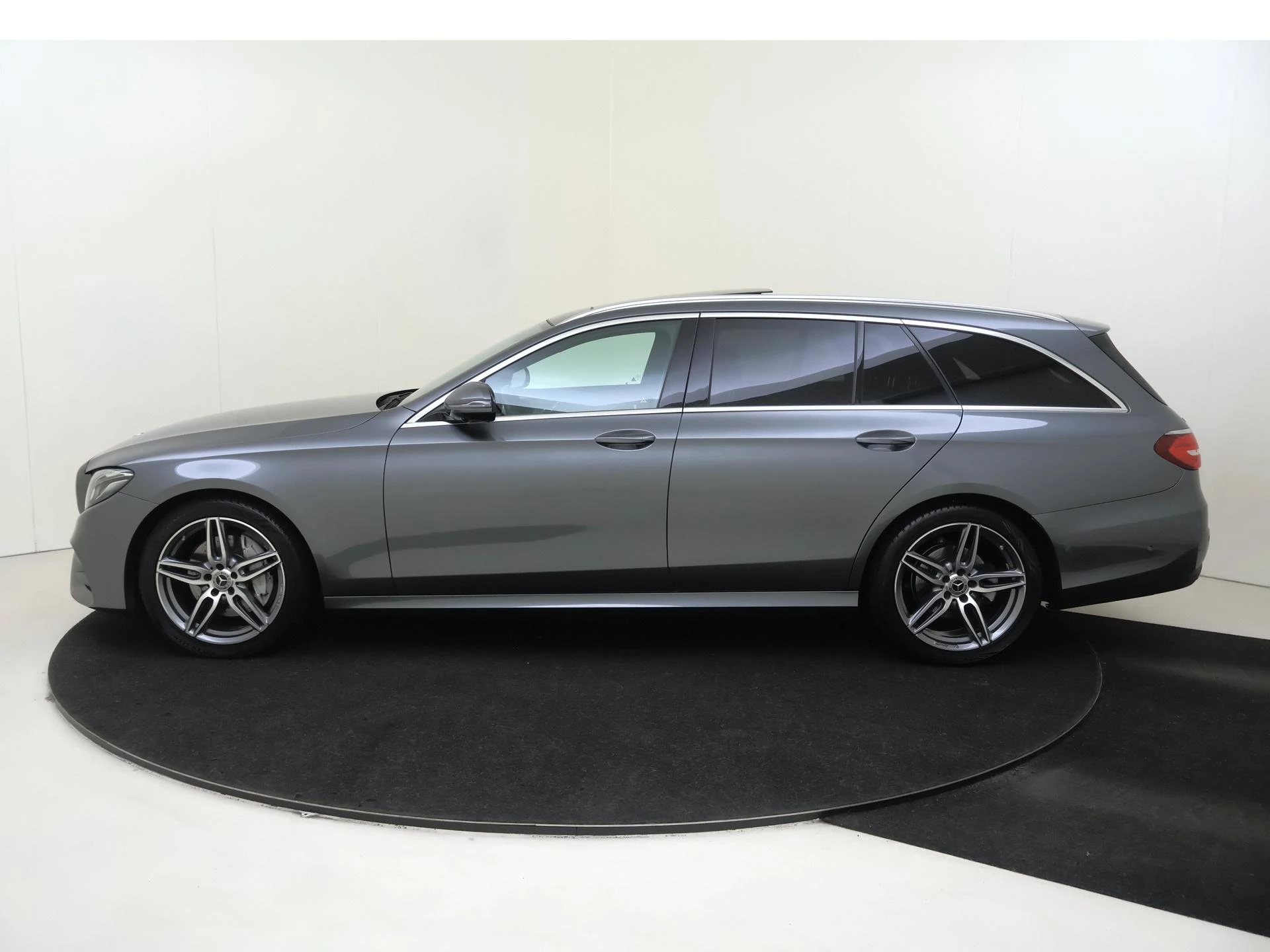 Mercedes-Benz-E-Klasse-image-7