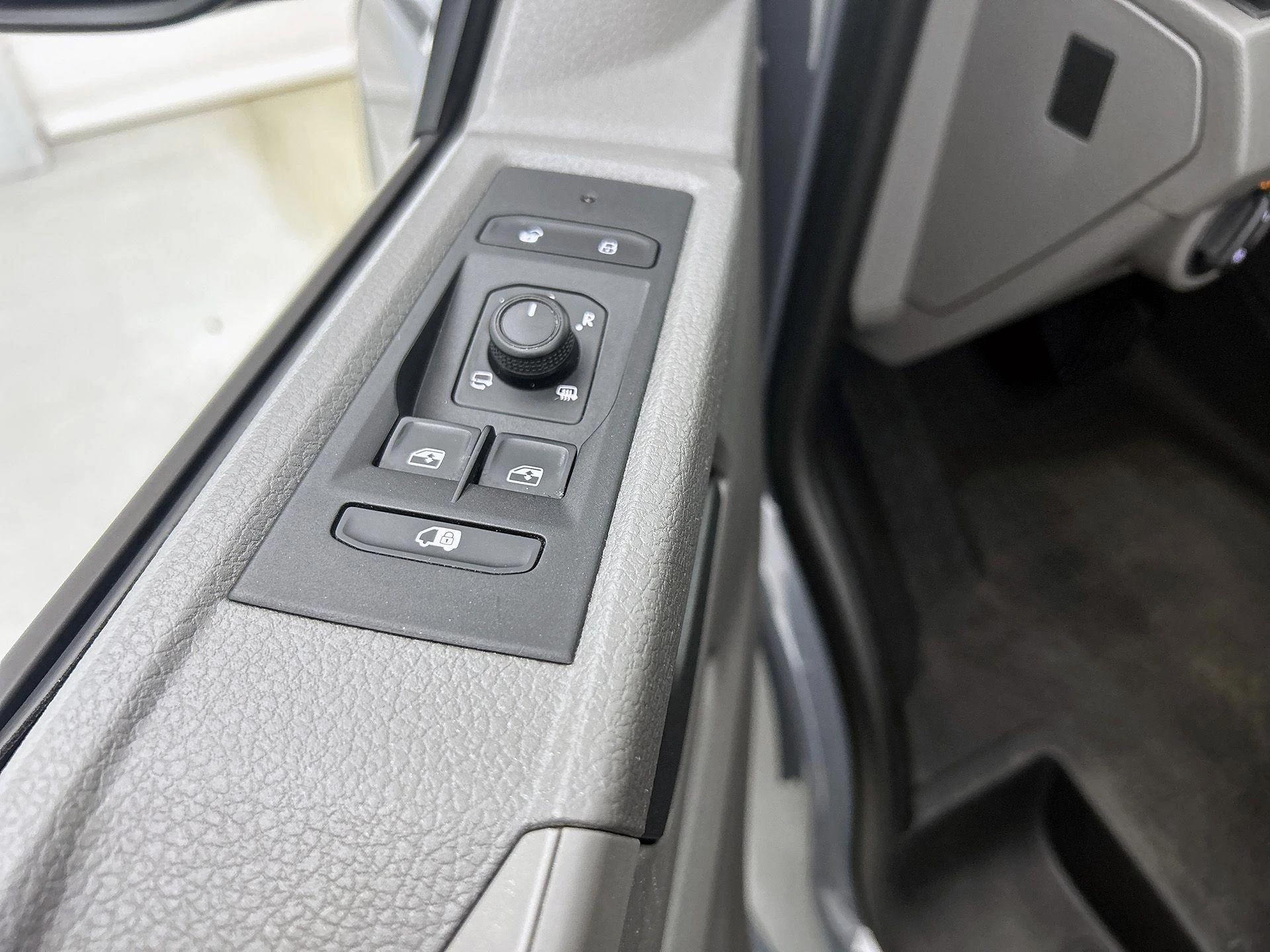 Volkswagen-Transporter-image-29