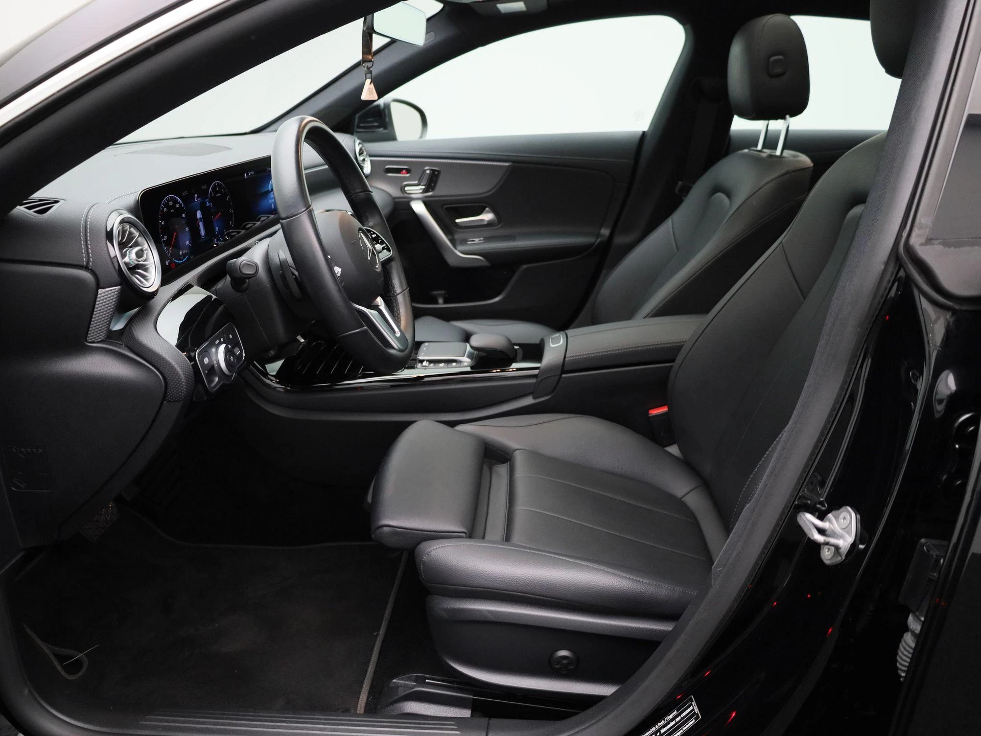 Mercedes-Benz-CLA-image-8