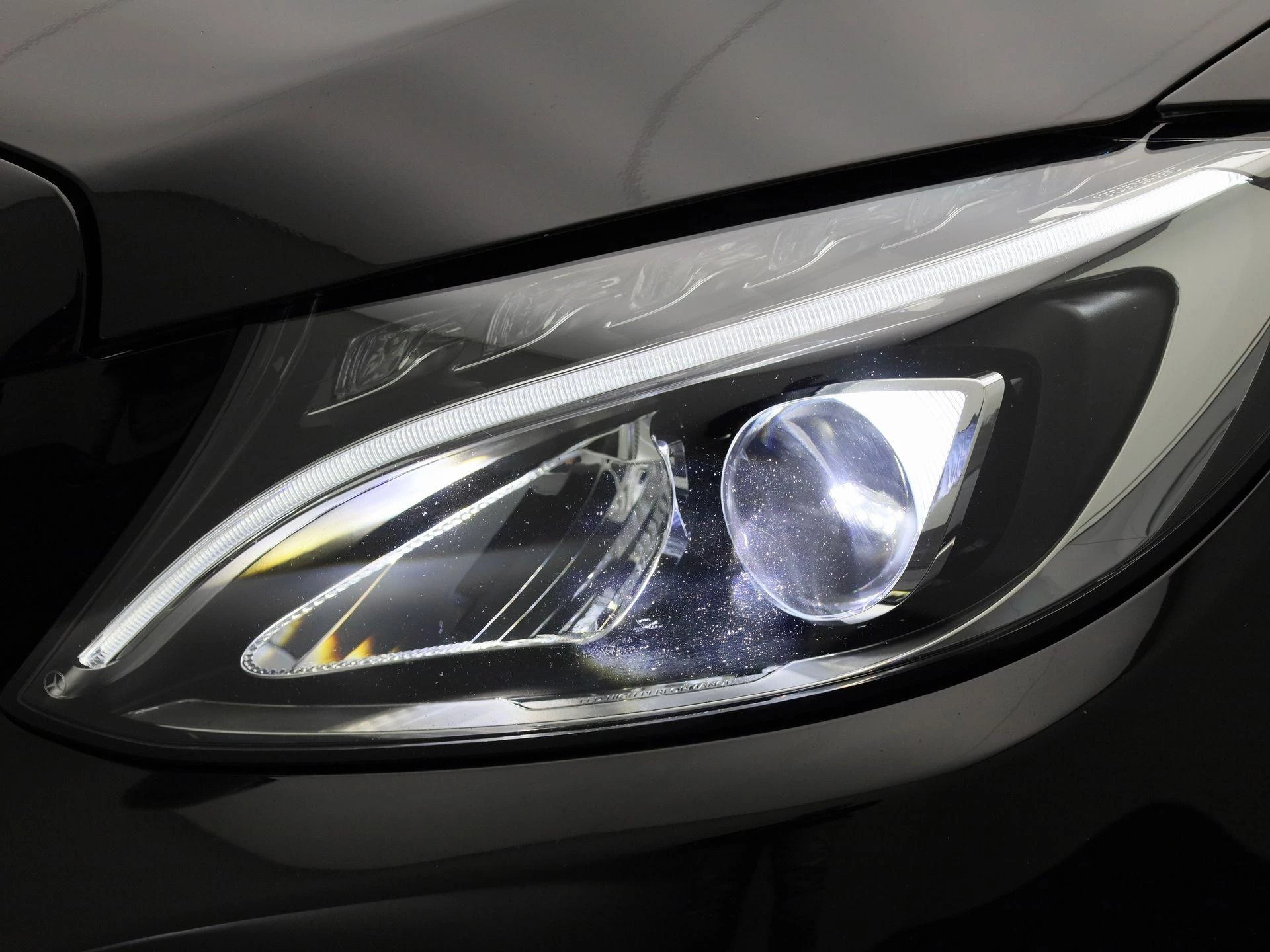 Mercedes-Benz-C-Klasse-image-12
