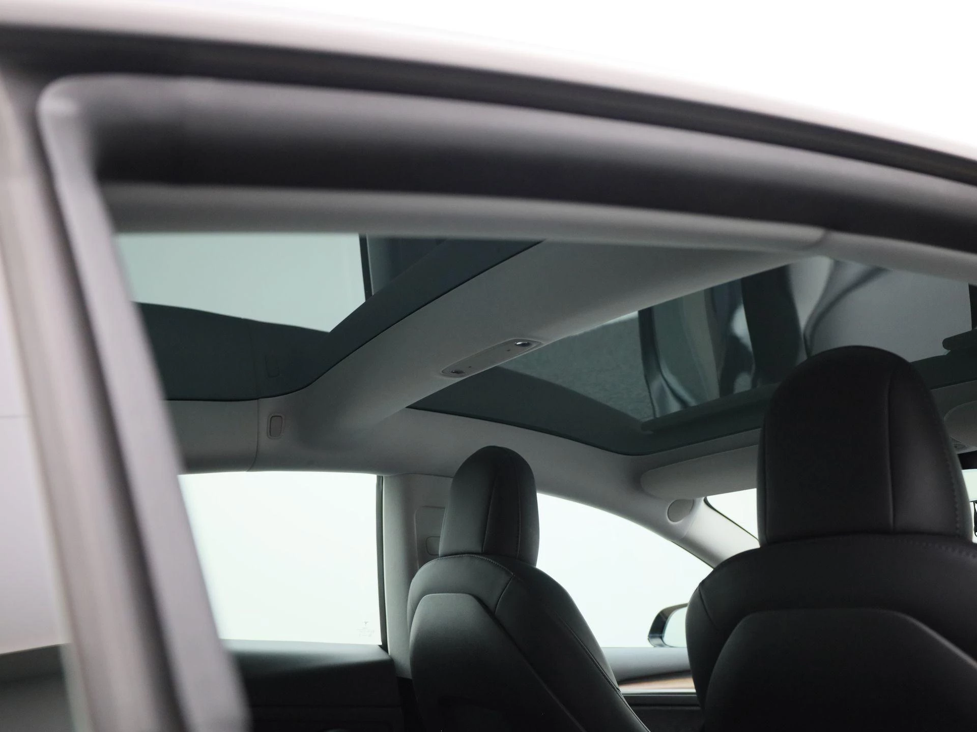 Tesla-Model 3-image-35