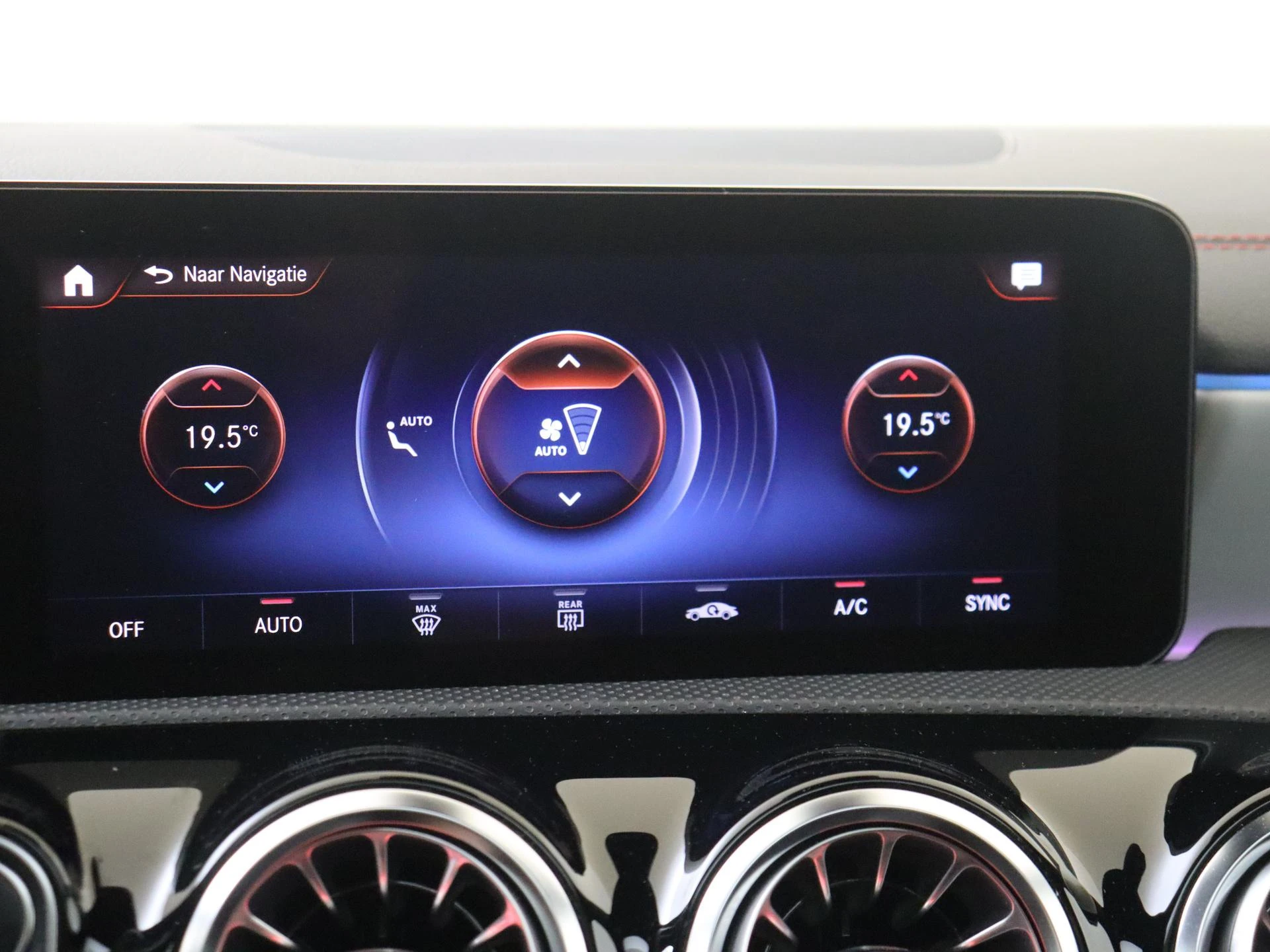 Mercedes-Benz-CLA-image-16