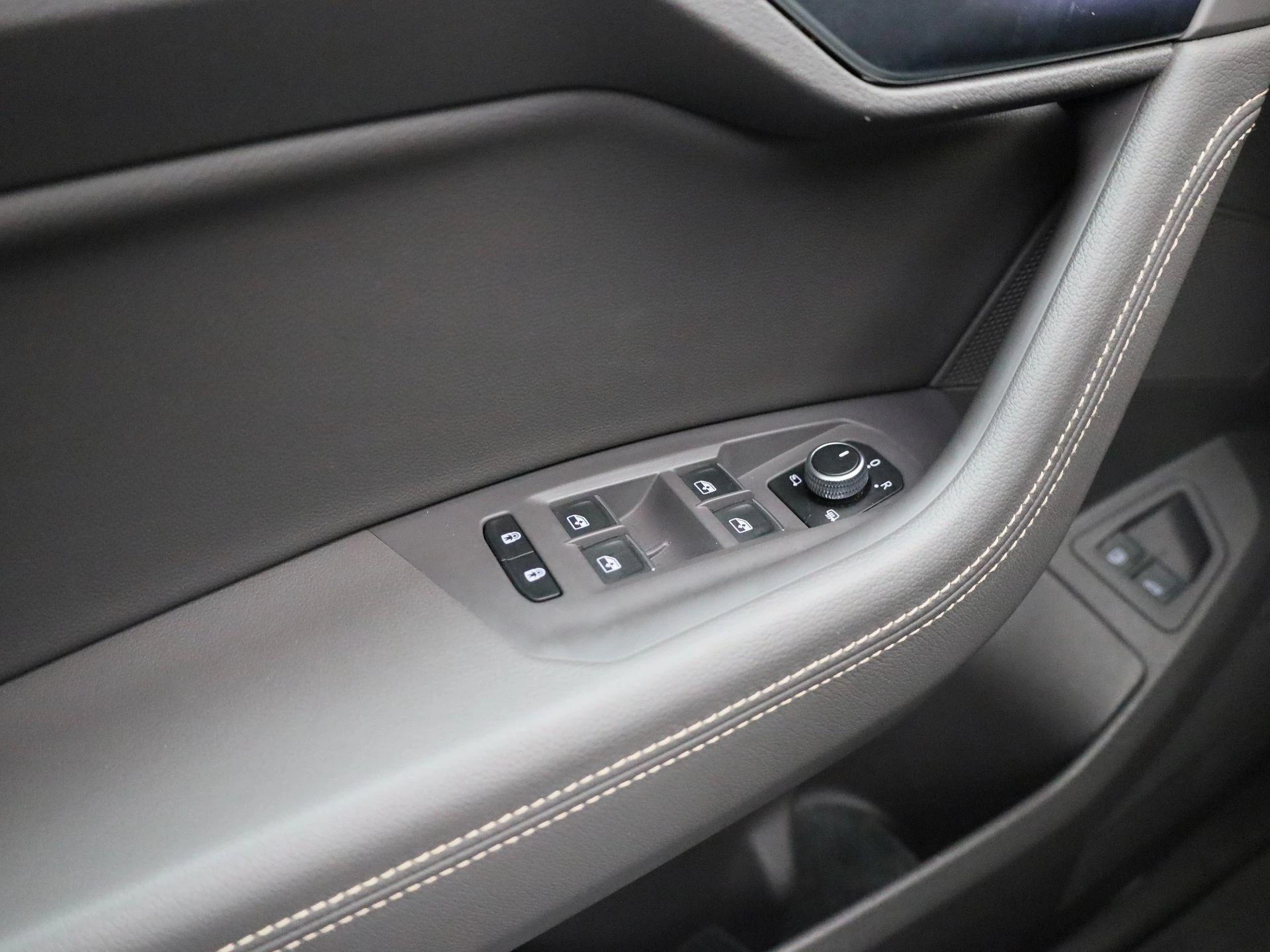 Volkswagen-Touareg-image-25
