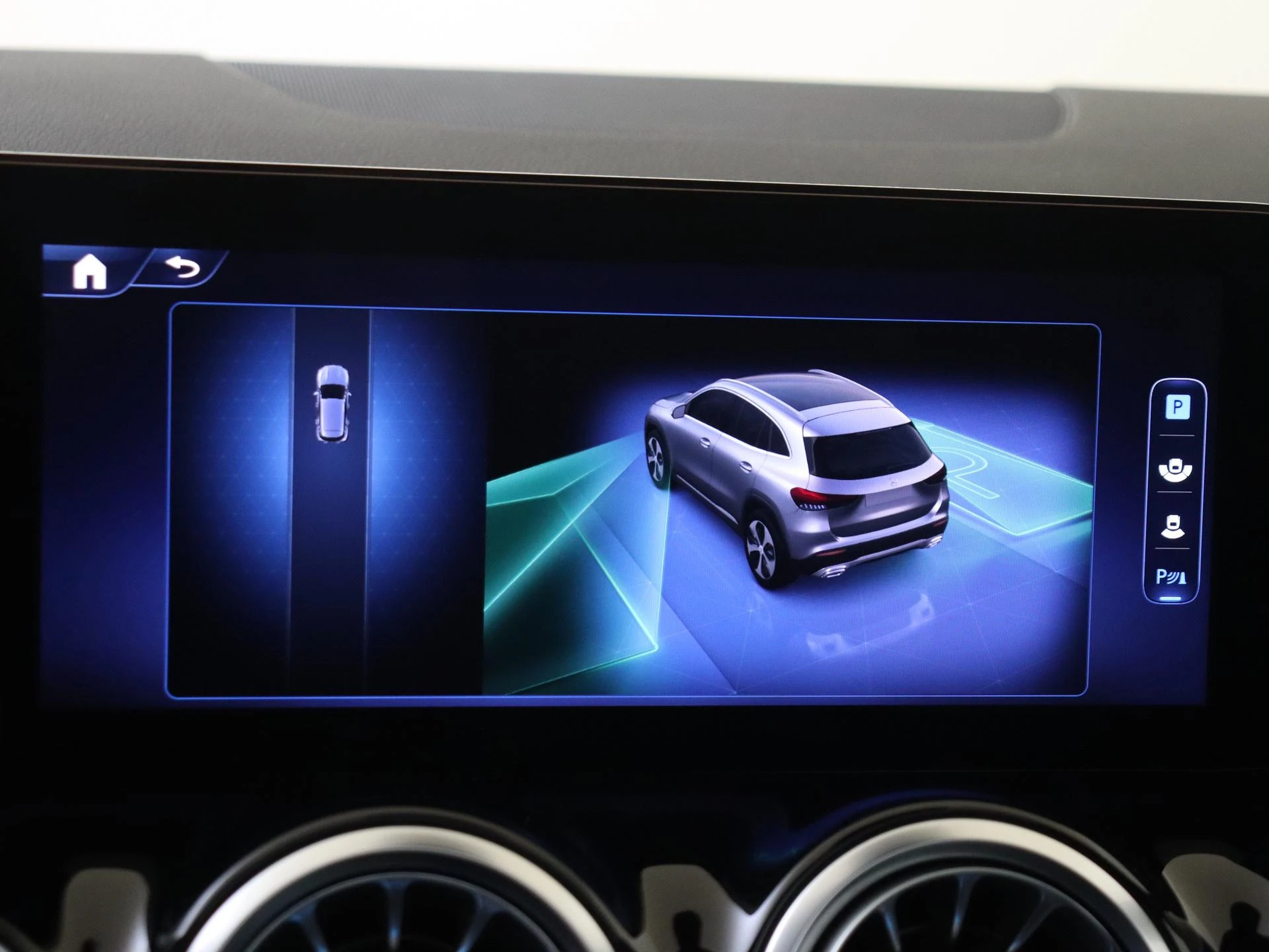 Mercedes-Benz-GLA-image-19