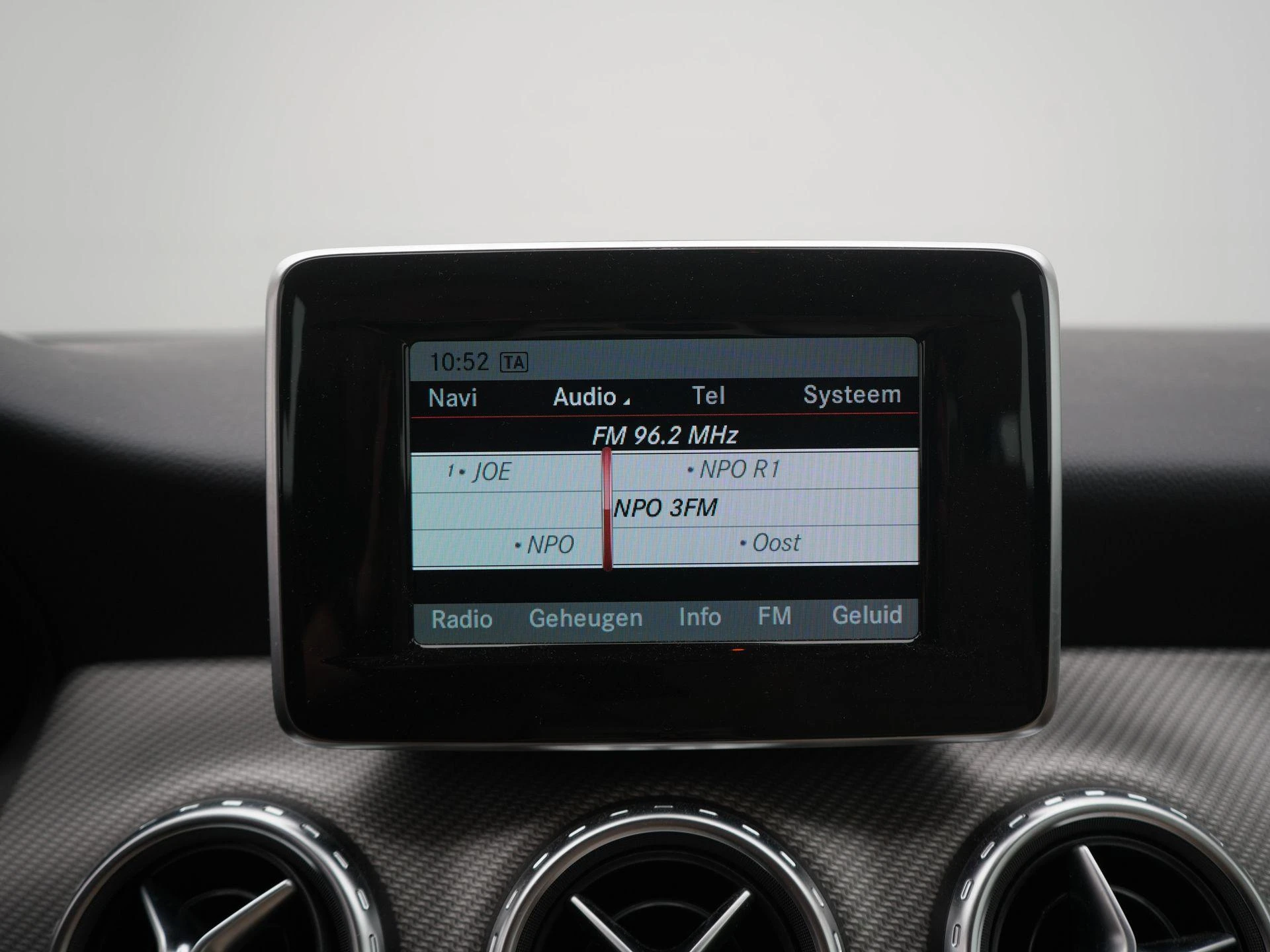 Mercedes-Benz-GLA-image-13