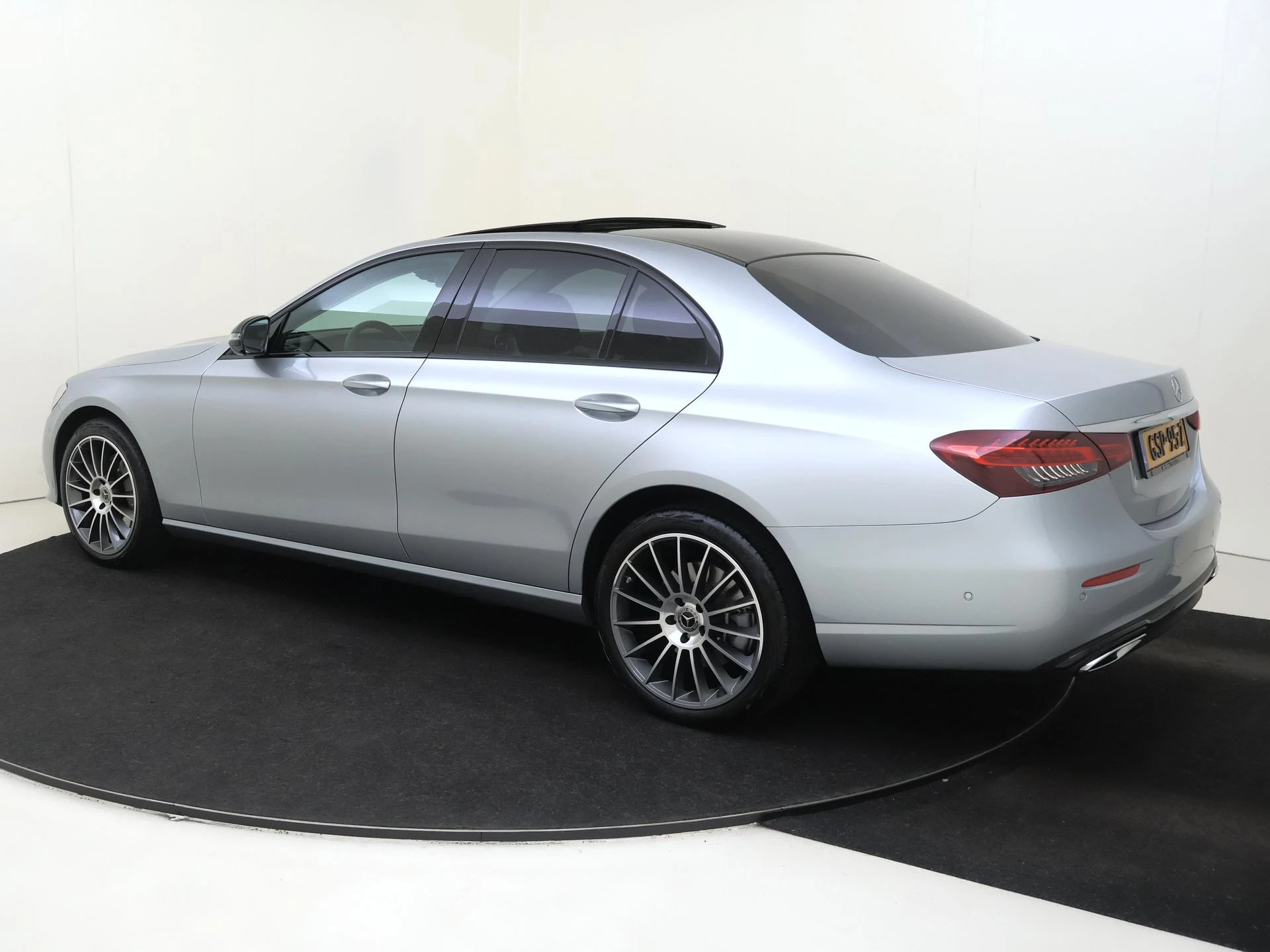 Mercedes-Benz-E-Klasse-image-5