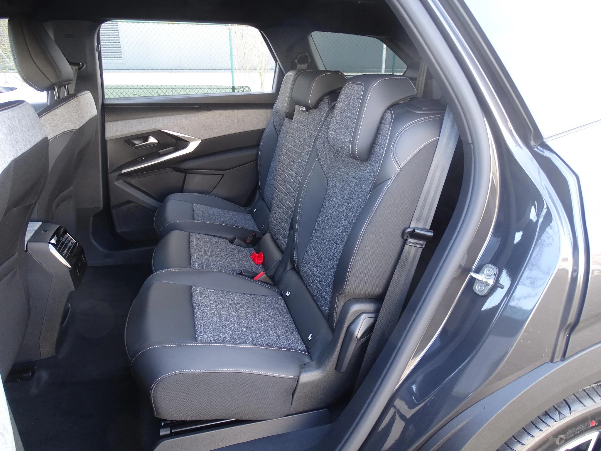 Peugeot-e-5008-image-8