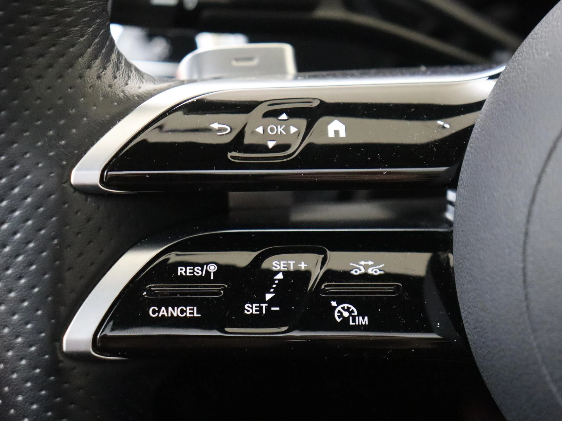 Mercedes-Benz-E-Klasse-image-12