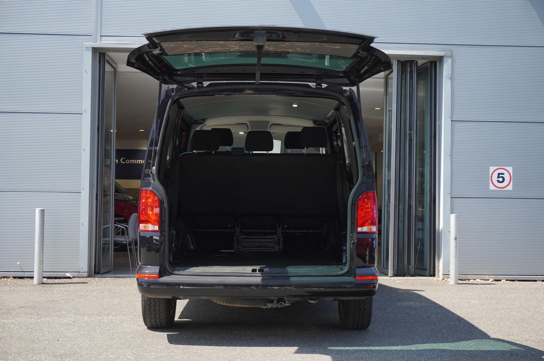 Volkswagen-Transporter-image-17