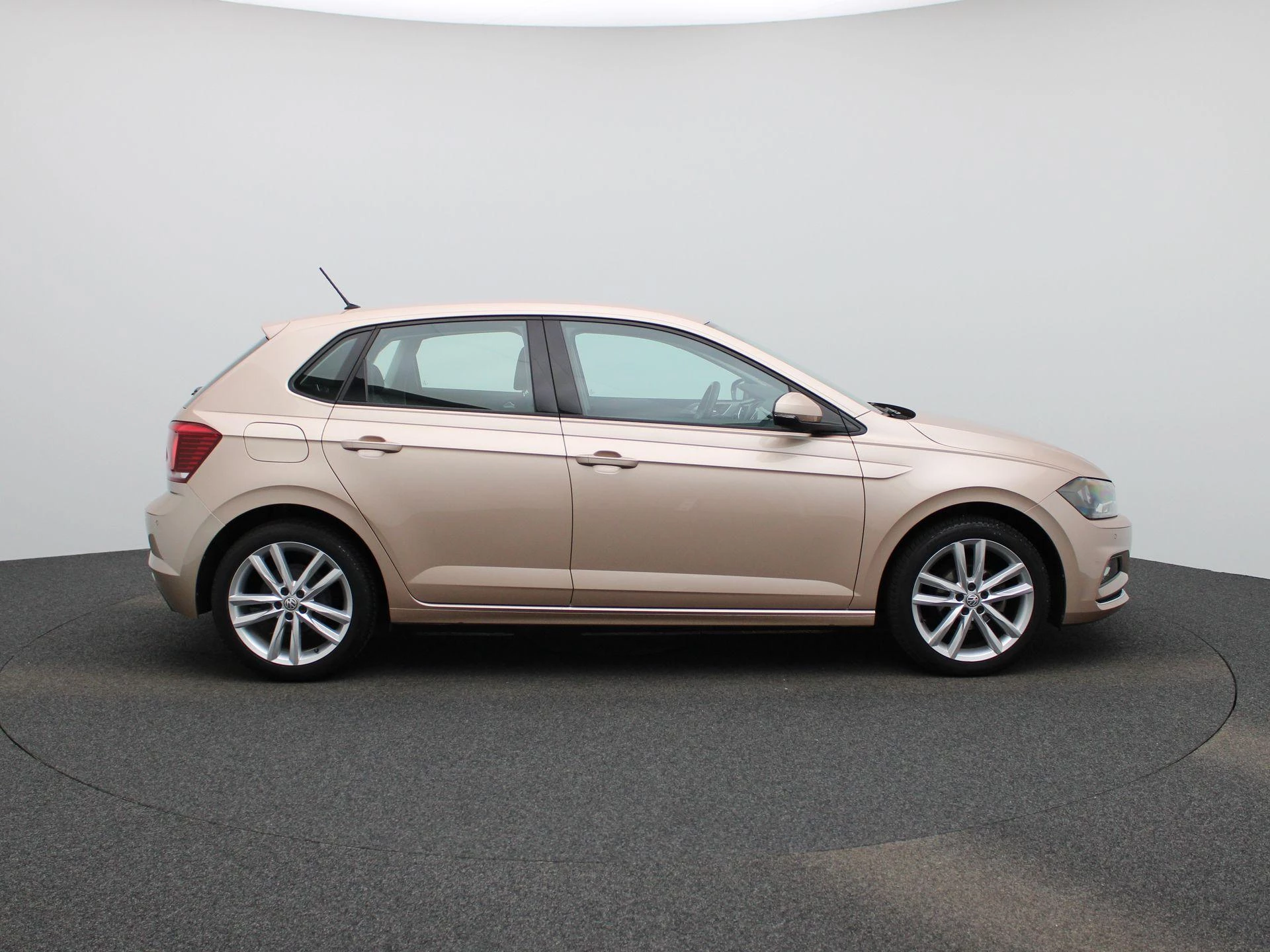 Volkswagen-Polo-image-5