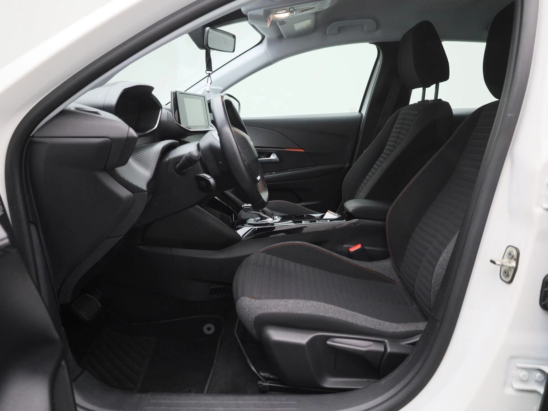 Peugeot-e-208-image-10