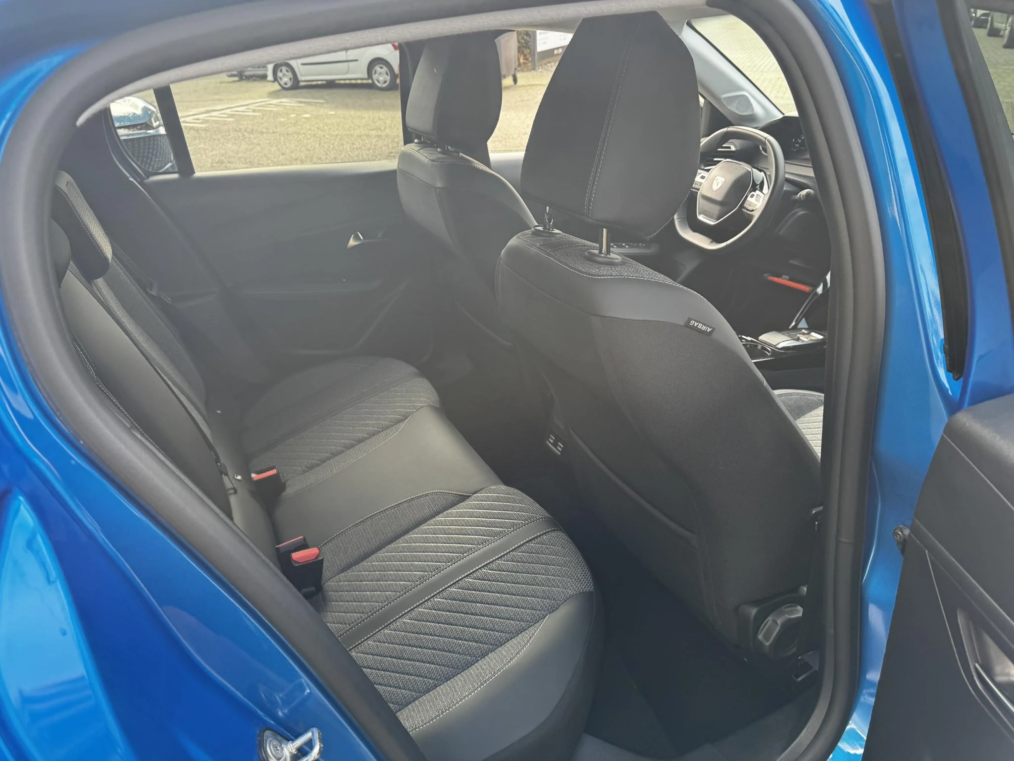 Peugeot-e-208-image-32