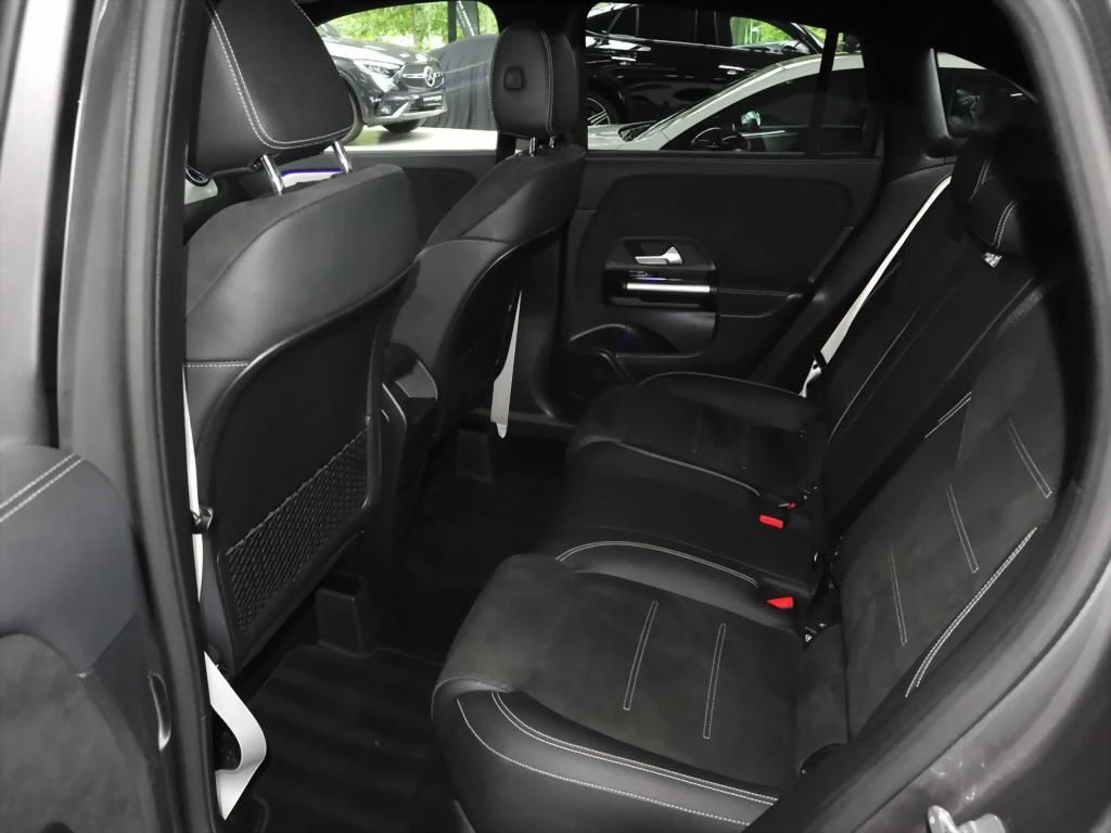 Mercedes-Benz-GLA 200 d-image-11