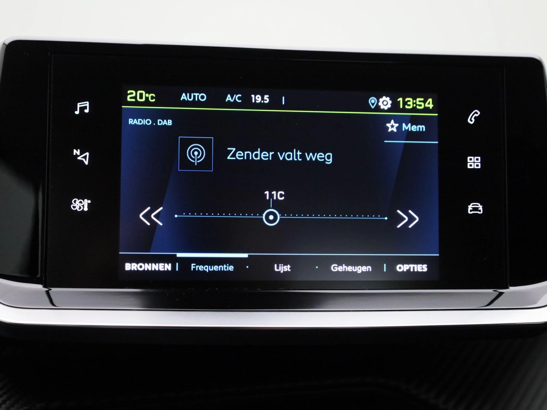 Peugeot-e-208-image-17