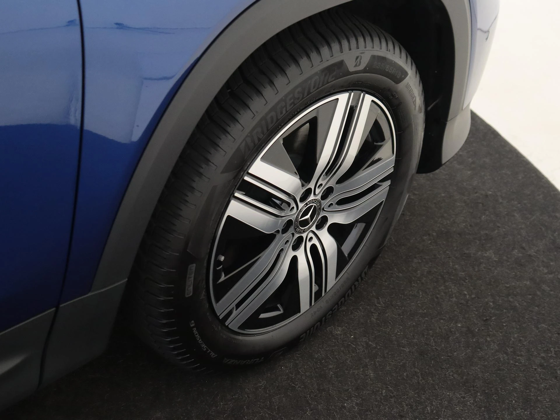 Mercedes-Benz-EQB-image-32
