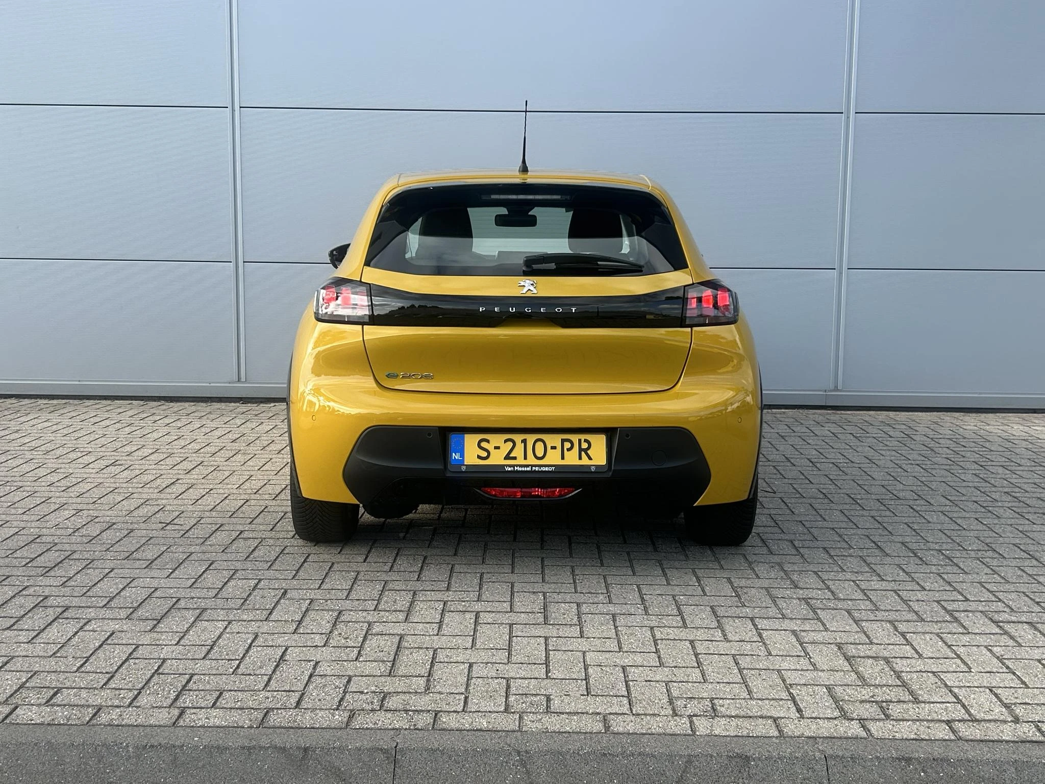 Peugeot-e-208-image-4