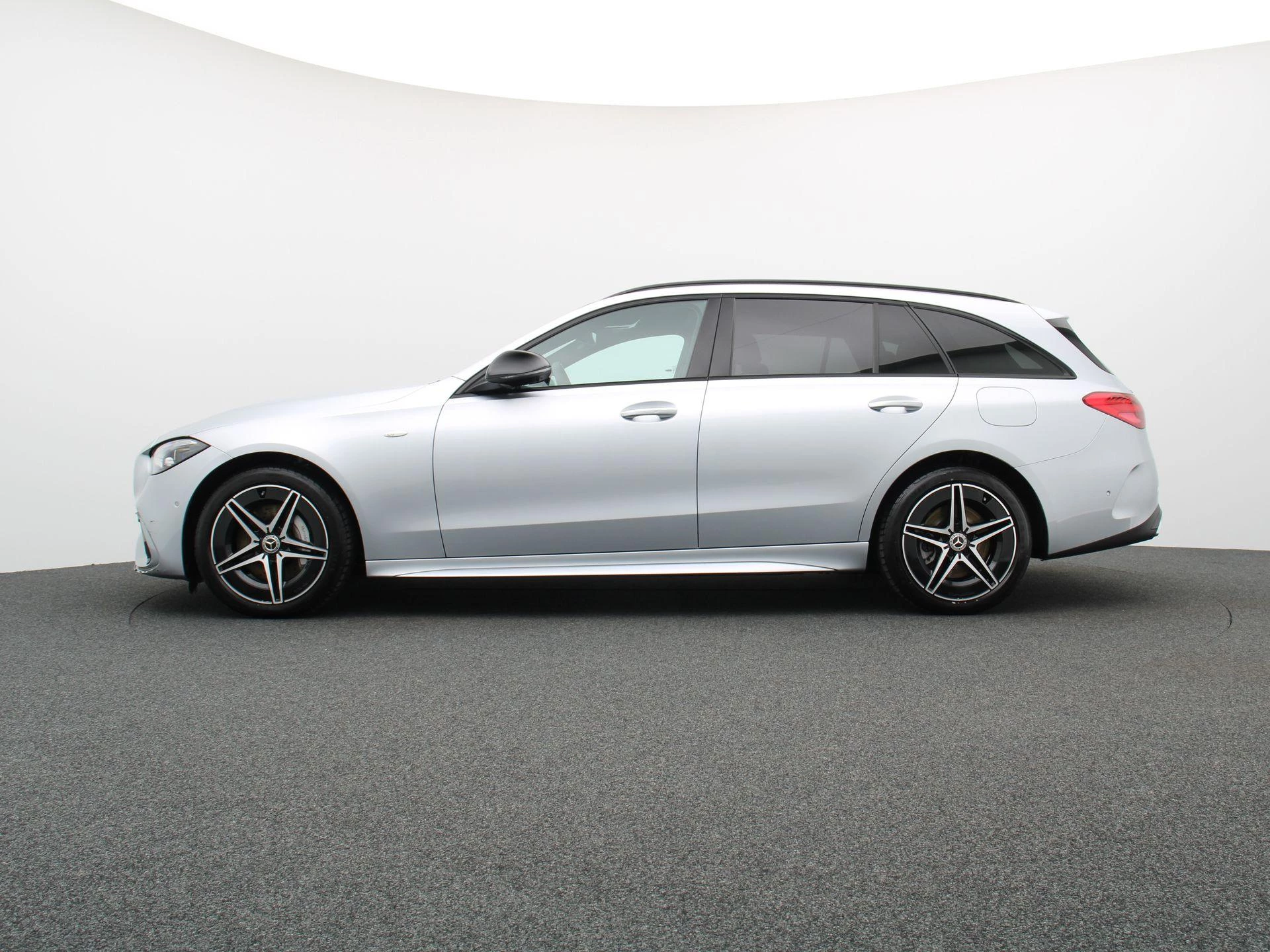 Mercedes-Benz C-Klasse 300 e AMG Line Estate + PANORAMISCH DAK + DIGITAL LIGHT + BURMESTER +
