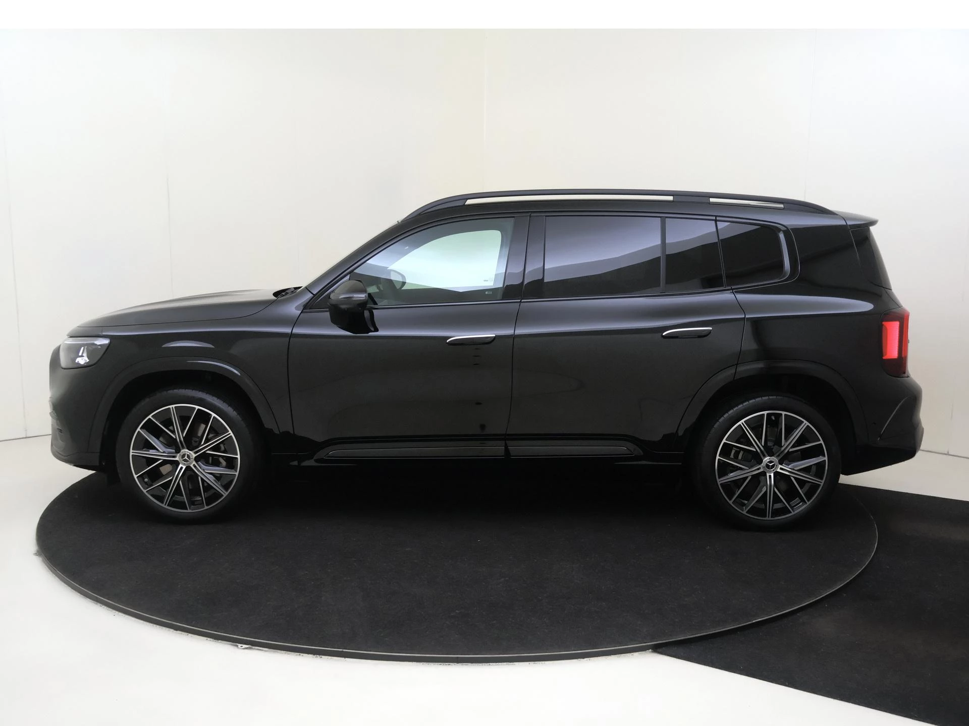 Mercedes-Benz-GLB-image-7