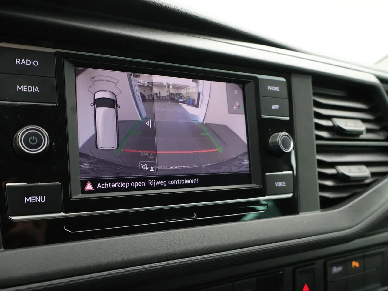 Volkswagen-Transporter-image-18