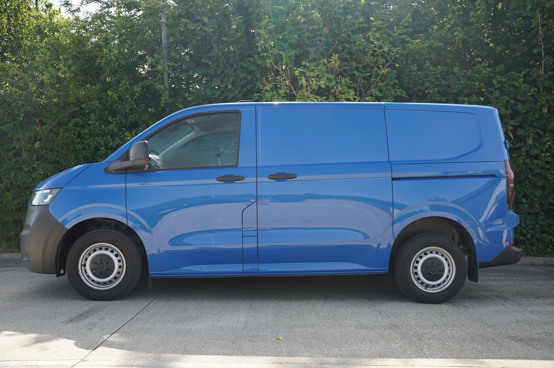 Volkswagen-Transporter-image-13