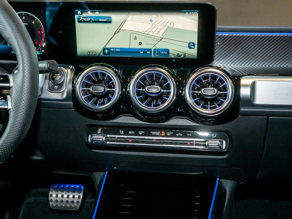 Mercedes-Benz-GLB 200 d-image-9