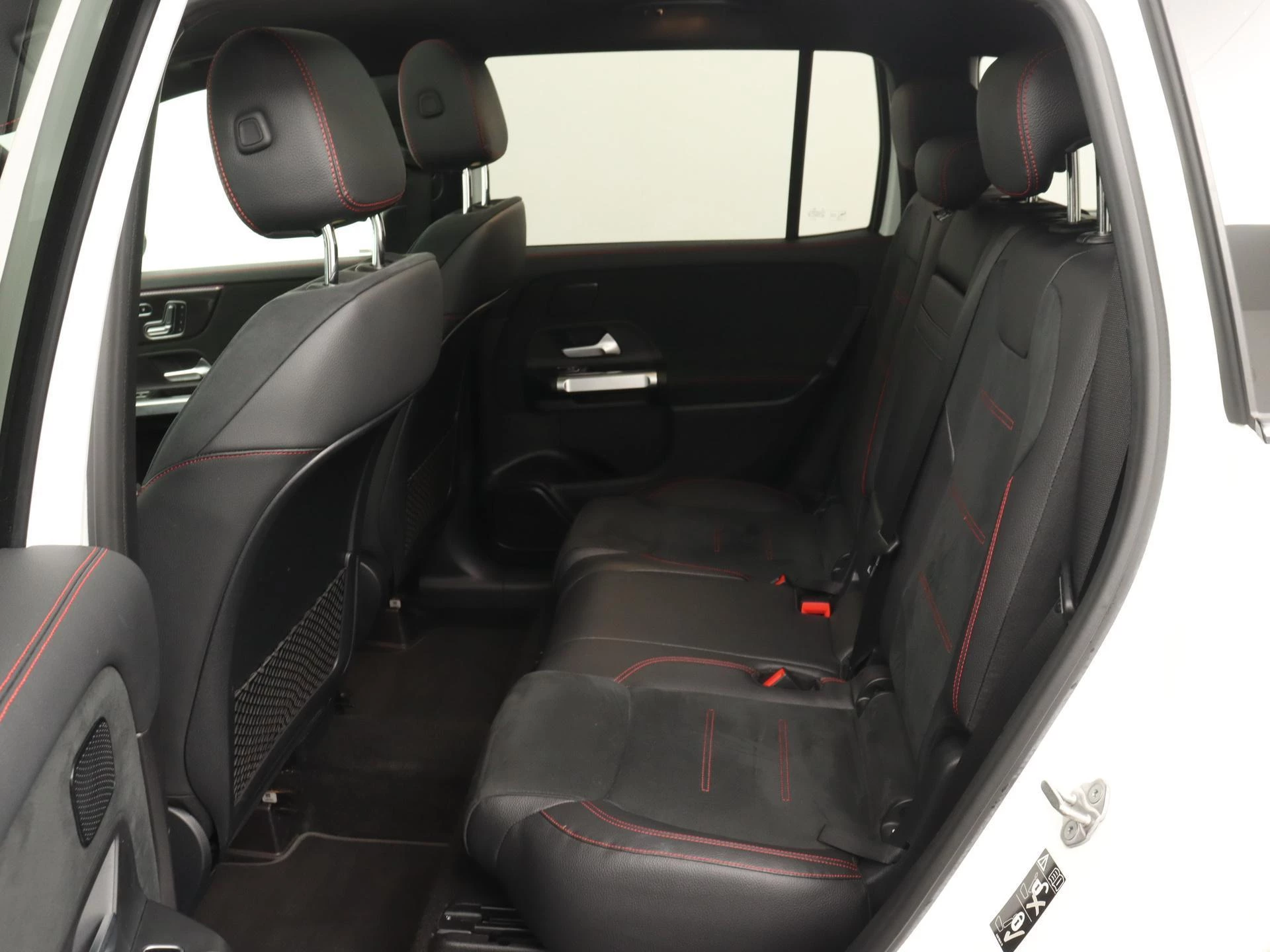 Mercedes-Benz-GLB-image-13