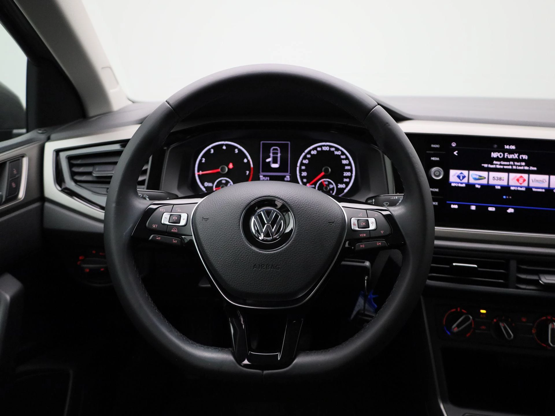 Volkswagen-Polo-image-6