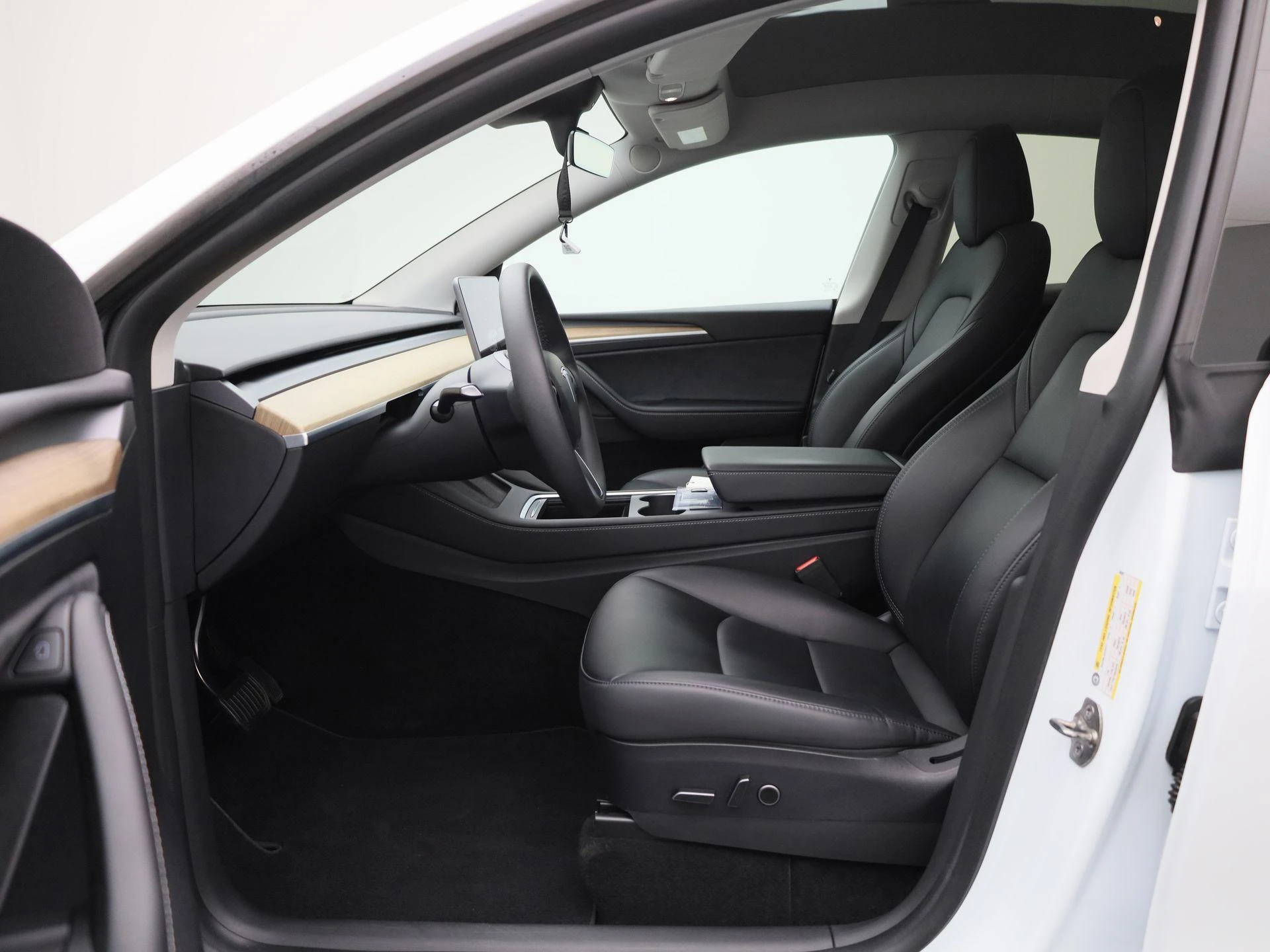 Tesla-Model Y-image-8