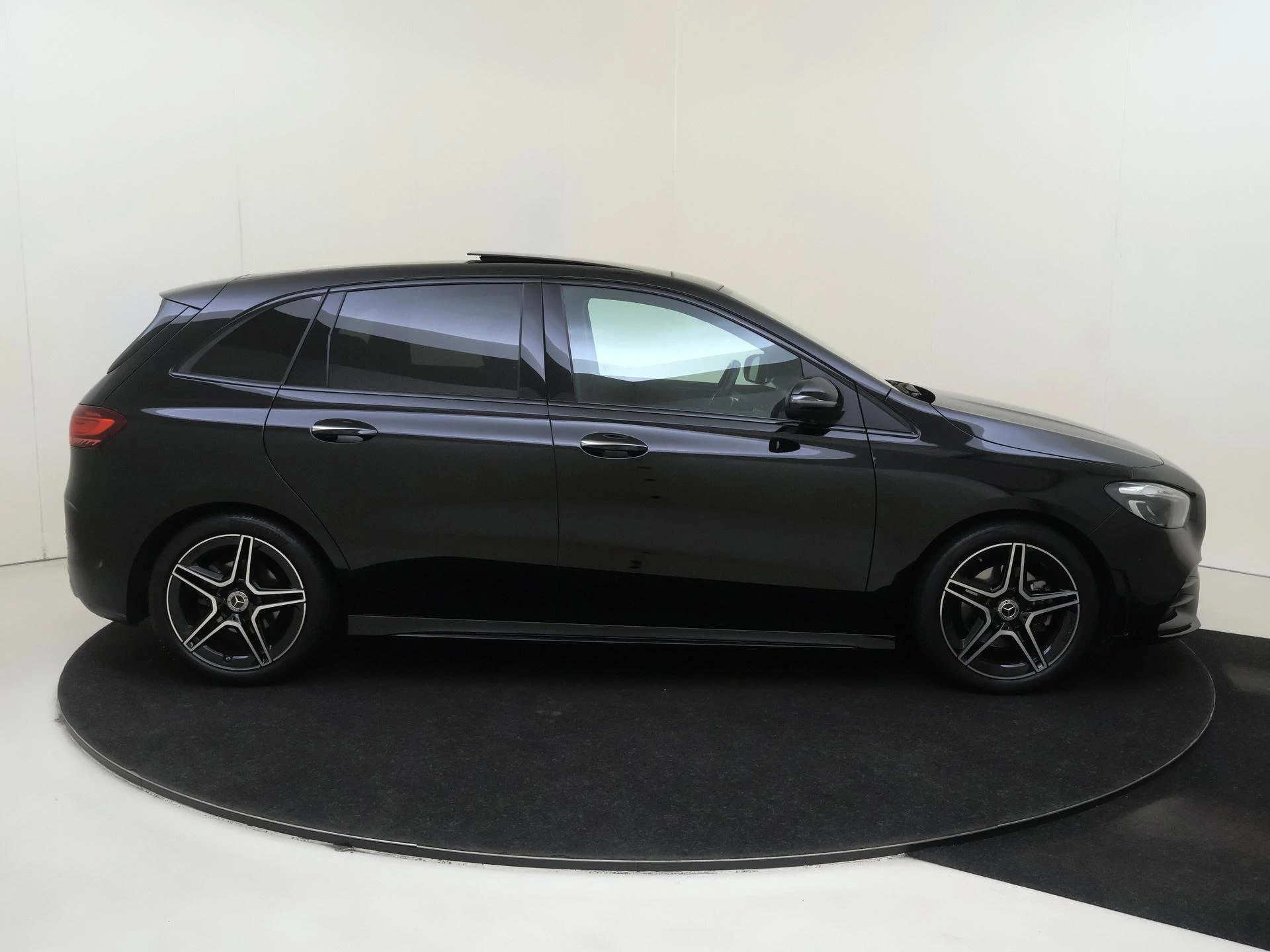 Mercedes-Benz-B-Klasse-image-8