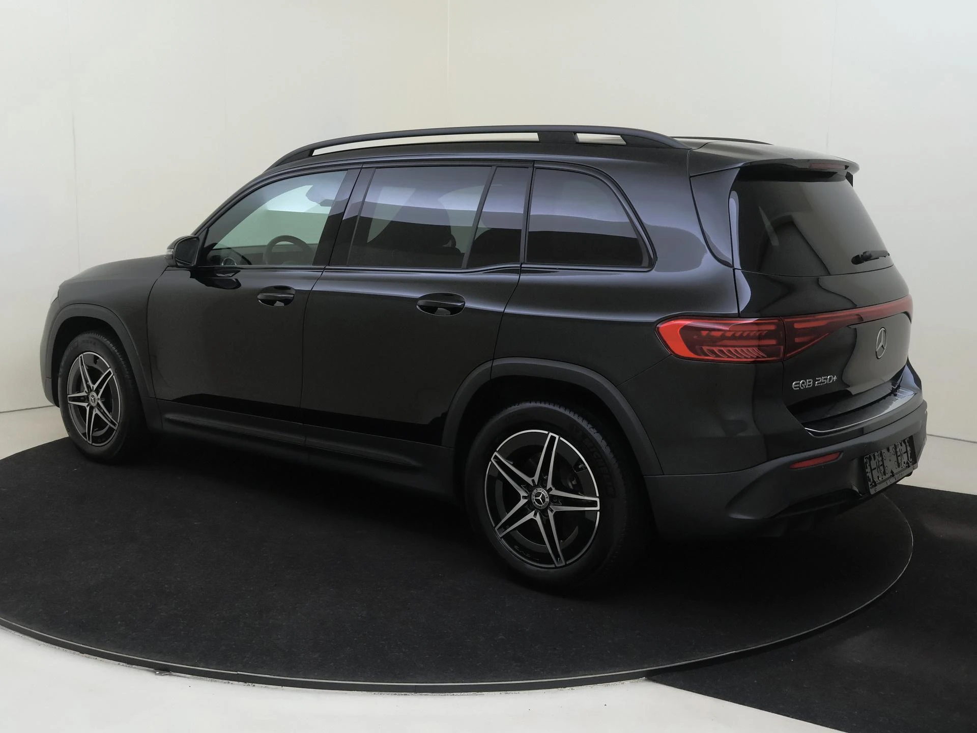 Mercedes-Benz-EQB-image-2