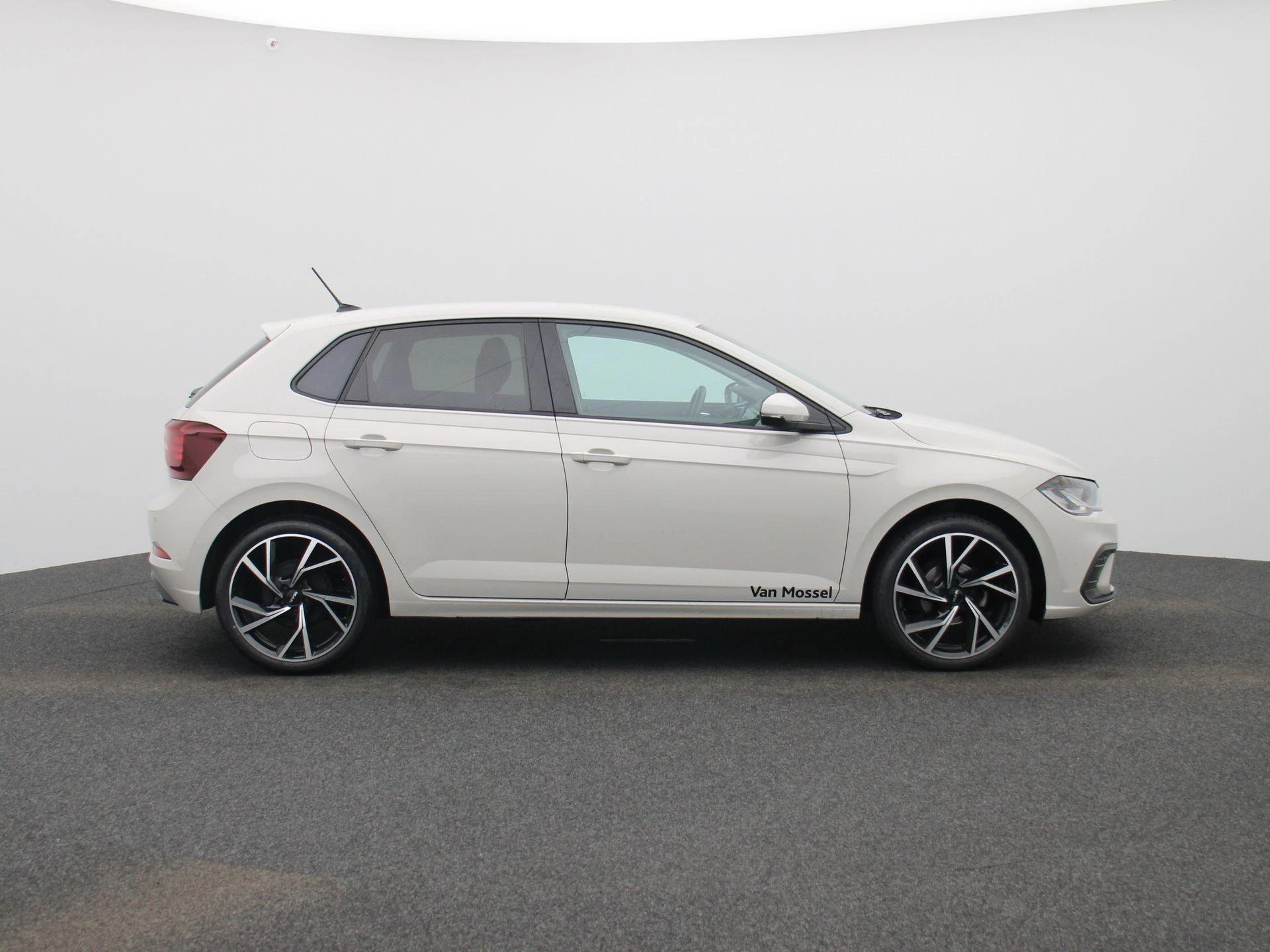 Volkswagen-Polo-image-5
