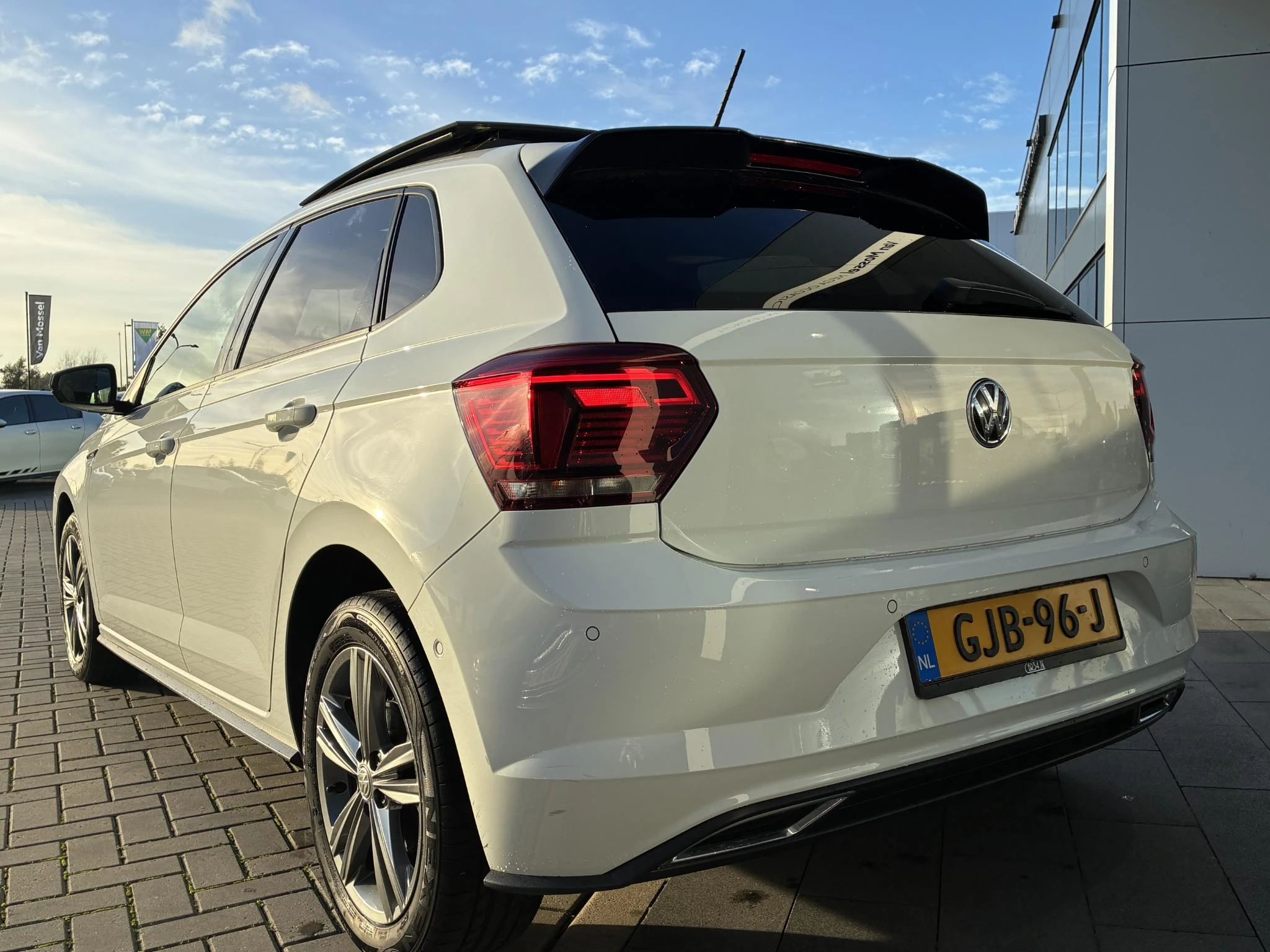 Volkswagen-Polo-image-2